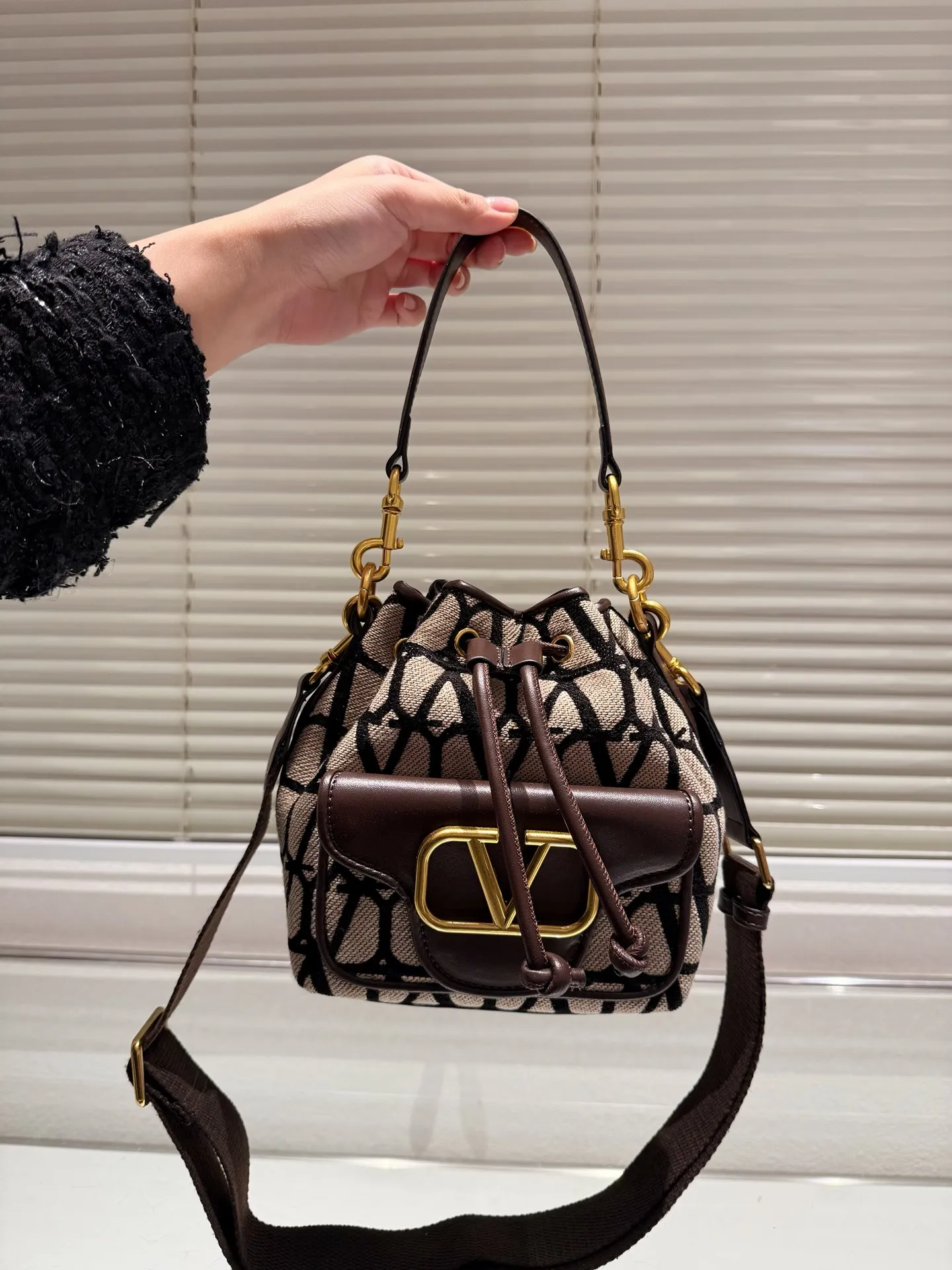 P320 Valentino Loco, a must-have for beautiful fairies, and so beautiful. Hand-held shoulder bag, unlocks fashion charm. Can be salty or sweet. The most beautiful girl on the street. Size 15.19cm. Comes with folding gift box.