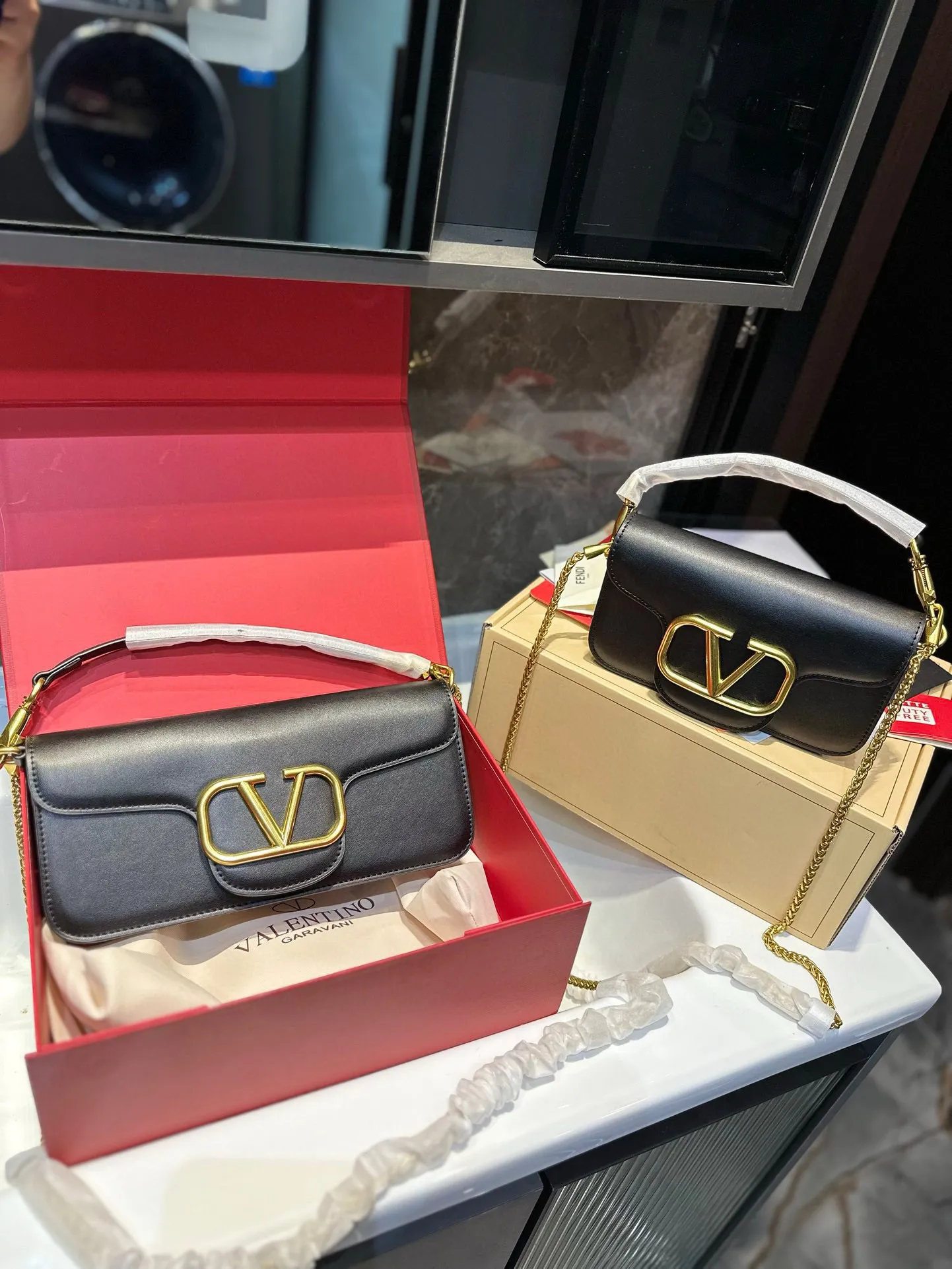 ❤️p300/145 (gift box packaging)❤️ Valentino chain bag Loco, metallic texture, big logo, simple bag silhouette unlocks fashion charm, can be salty or sweet, makes you the most beautiful girl on the street, very versatile yyds h size: 27 13/19 10