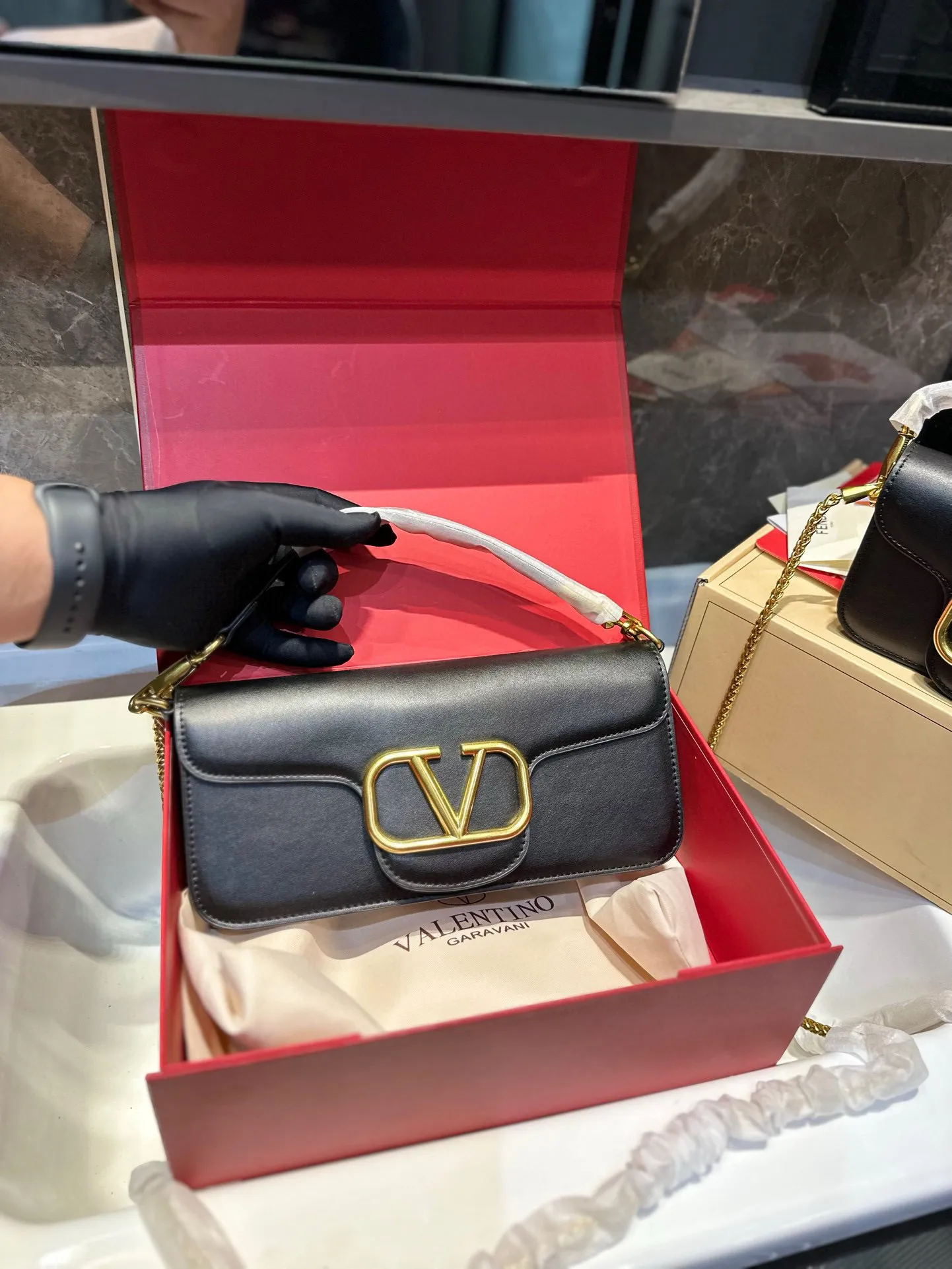 ❤️p300/145 (gift box packaging)❤️ Valentino chain bag Loco, metallic texture, big logo, simple bag silhouette unlocks fashion charm, can be salty or sweet, makes you the most beautiful girl on the street, very versatile yyds h size: 27 13/19 10