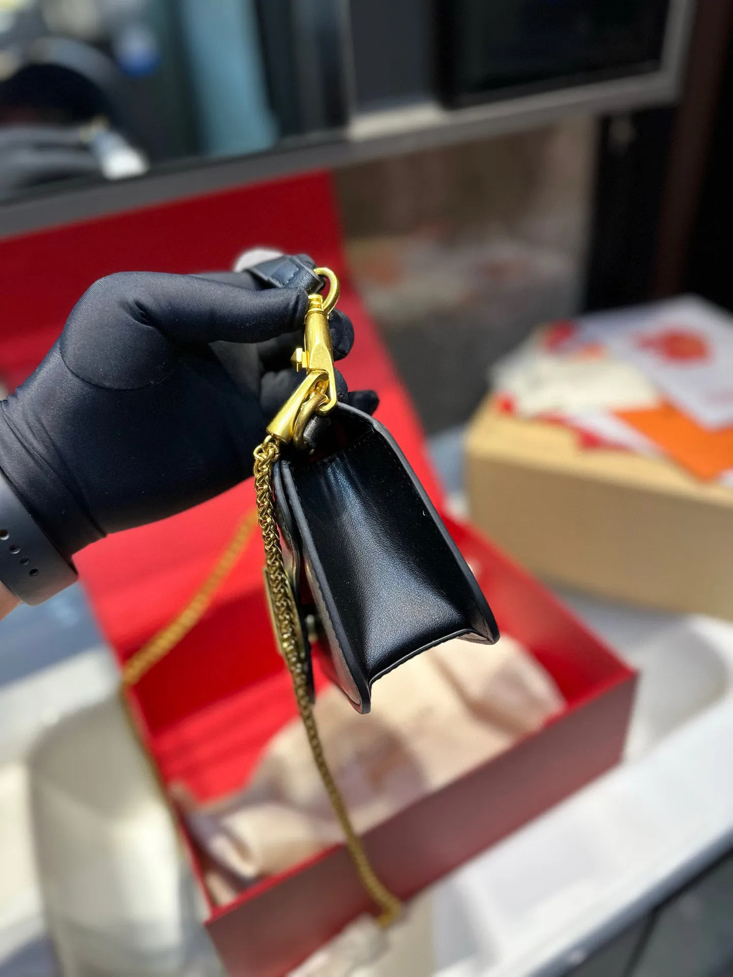 ❤️p300/145 (gift box packaging)❤️ Valentino chain bag Loco, metallic texture, big logo, simple bag silhouette unlocks fashion charm, can be salty or sweet, makes you the most beautiful girl on the street, very versatile yyds h size: 27 13/19 10