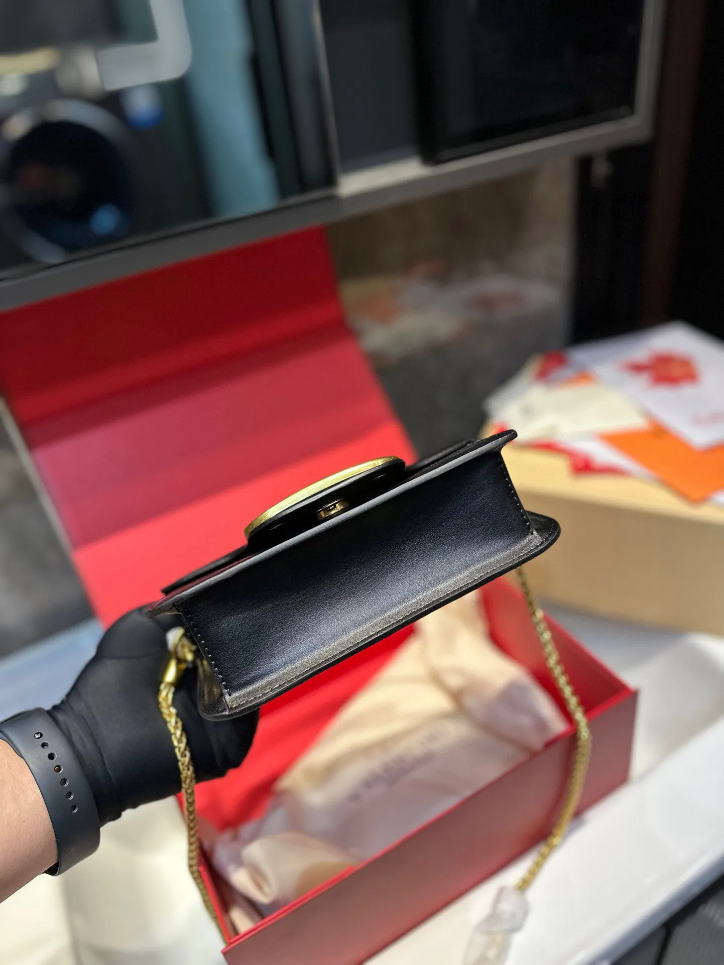 ❤️p300/145 (gift box packaging)❤️ Valentino chain bag Loco, metallic texture, big logo, simple bag silhouette unlocks fashion charm, can be salty or sweet, makes you the most beautiful girl on the street, very versatile yyds h size: 27 13/19 10