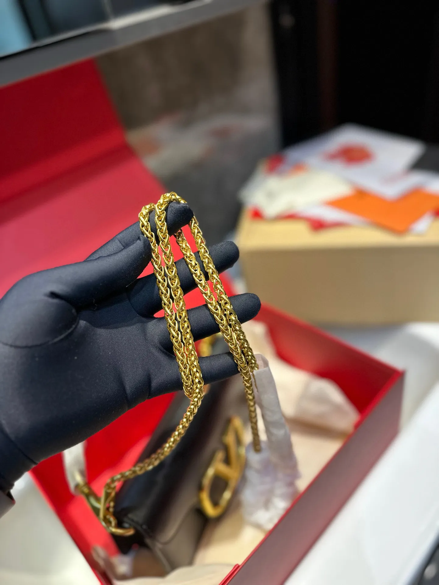 ❤️p300/145 (gift box packaging)❤️ Valentino chain bag Loco, metallic texture, big logo, simple bag silhouette unlocks fashion charm, can be salty or sweet, makes you the most beautiful girl on the street, very versatile yyds h size: 27 13/19 10