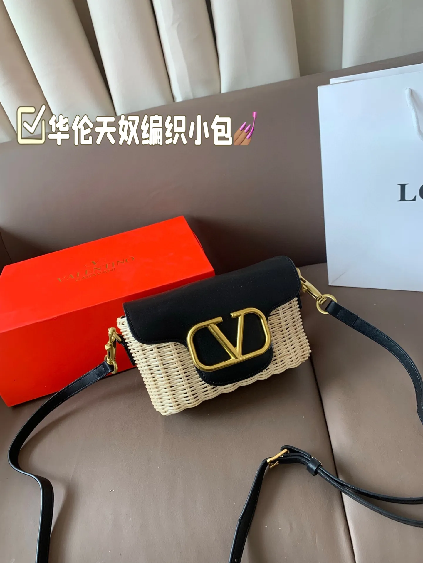 P310 comes with box Valentino woven small bag. It has a strong holiday style in spring and summer, but it is also suitable for daily life. I think it is necessary to have a bag like this. After all, no one wants to refuse the waves and beaches. Size 19*12