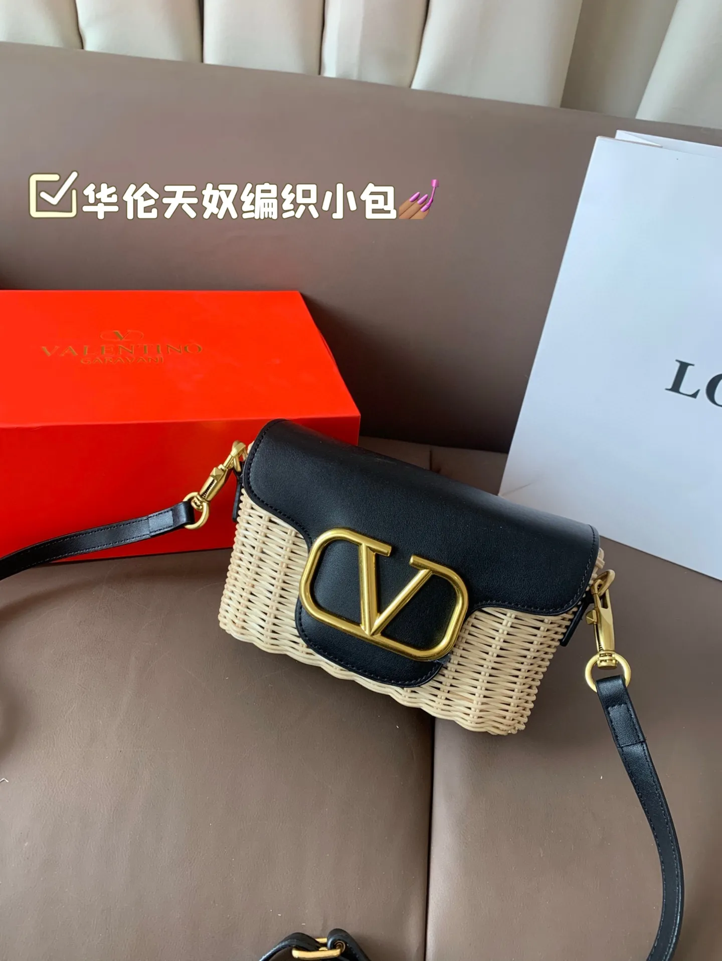 P310 comes with box Valentino woven small bag. It has a strong holiday style in spring and summer, but it is also suitable for daily life. I think it is necessary to have a bag like this. After all, no one wants to refuse the waves and beaches. Size 19*12