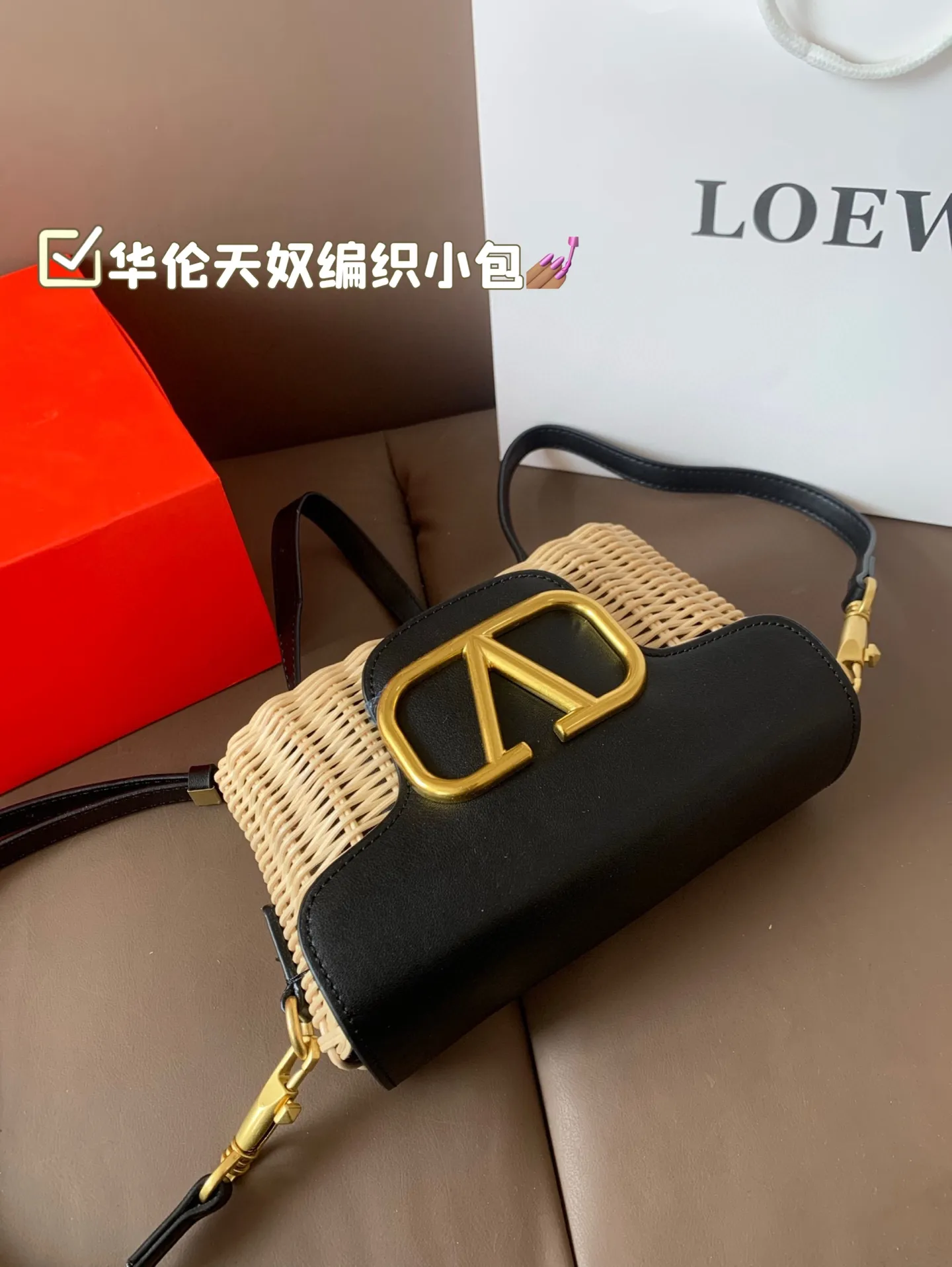 P310 comes with box Valentino woven small bag. It has a strong holiday style in spring and summer, but it is also suitable for daily life. I think it is necessary to have a bag like this. After all, no one wants to refuse the waves and beaches. Size 19*12