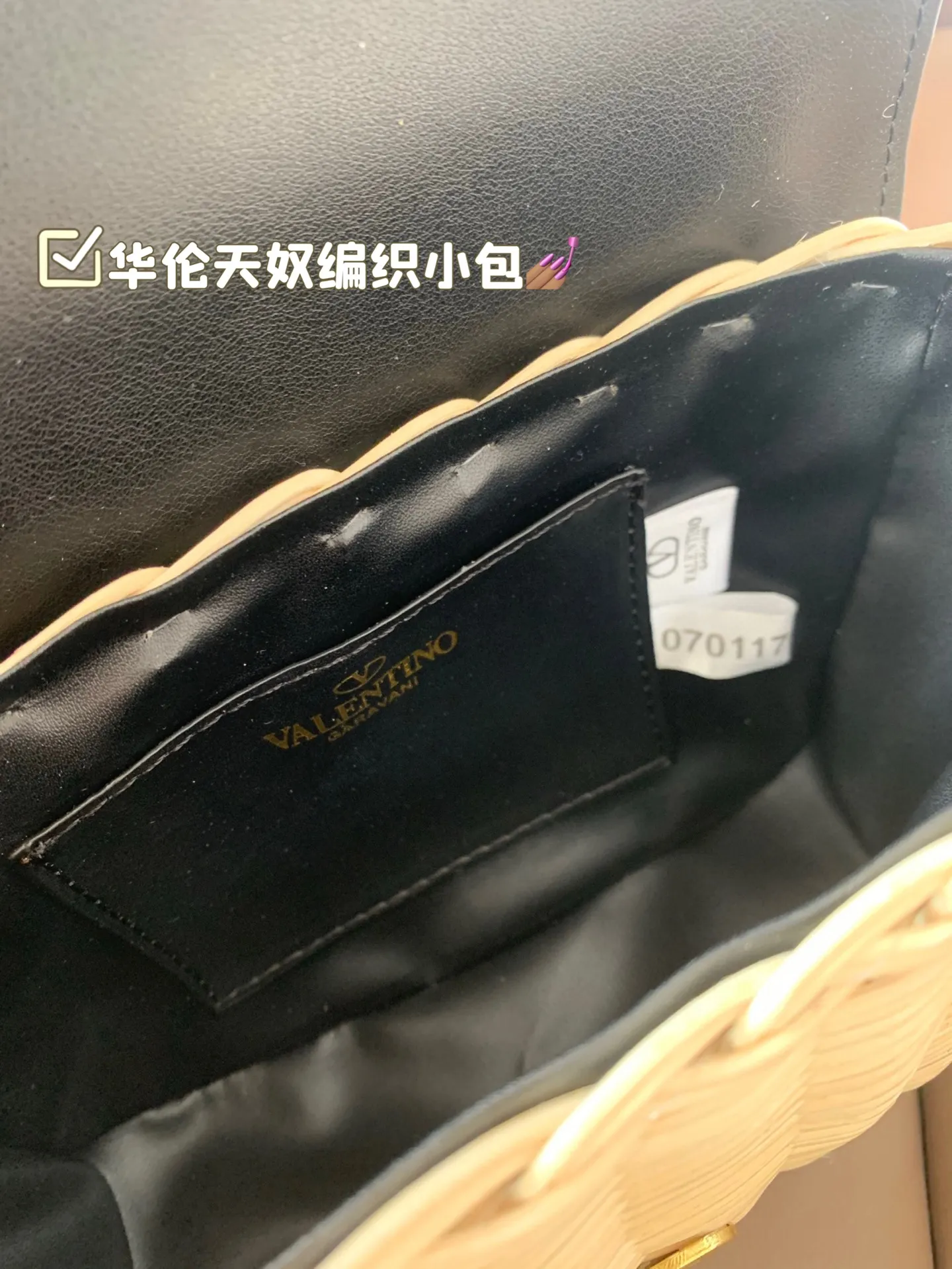 P310 comes with box Valentino woven small bag. It has a strong holiday style in spring and summer, but it is also suitable for daily life. I think it is necessary to have a bag like this. After all, no one wants to refuse the waves and beaches. Size 19*12