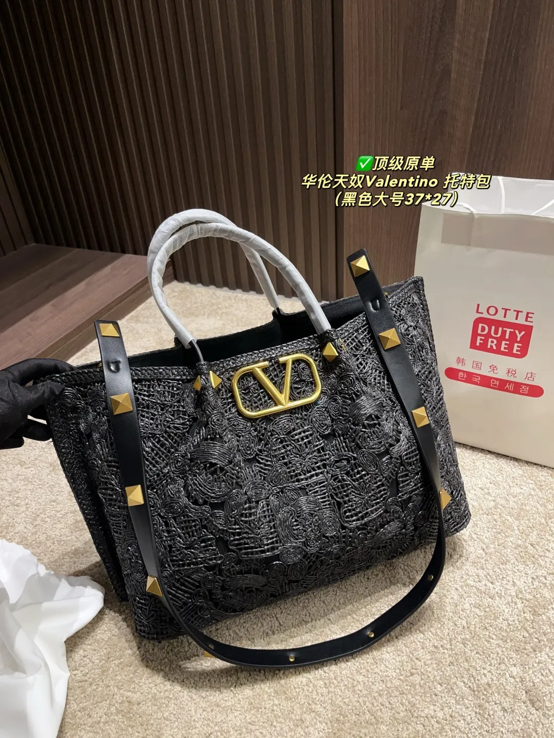 ✅Top original order Large p680⚠️Size 37.27 Small p600⚠️Size 26.19 Valentino Tote bag The tote bag is made of customized heavy embroidery material. The gaps formed by the interweaving create a clear texture. It is embellished with apricot leather handles and shoulder straps. It can be carried by hand or shoulder! Full of high-end fashion, it is the first choice for this summer