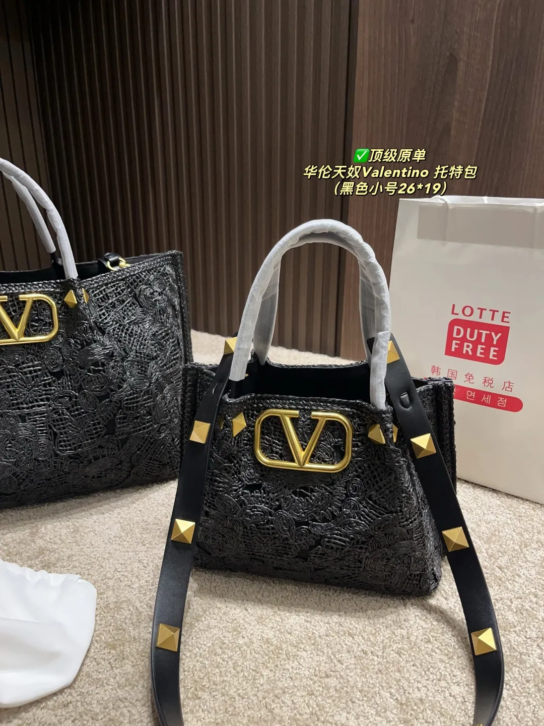 ✅Top original order Large p680⚠️Size 37.27 Small p600⚠️Size 26.19 Valentino Tote bag The tote bag is made of customized heavy embroidery material. The gaps formed by the interweaving create a clear texture. It is embellished with apricot leather handles and shoulder straps. It can be carried by hand or shoulder! Full of high-end fashion, it is the first choice for this summer