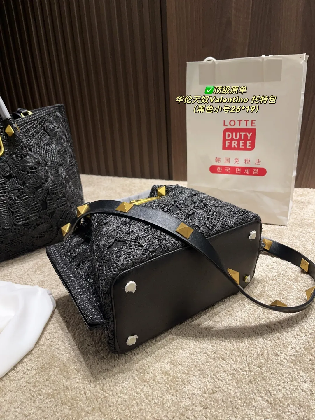 ✅Top original order Large p680⚠️Size 37.27 Small p600⚠️Size 26.19 Valentino Tote bag The tote bag is made of customized heavy embroidery material. The gaps formed by the interweaving create a clear texture. It is embellished with apricot leather handles and shoulder straps. It can be carried by hand or shoulder! Full of high-end fashion, it is the first choice for this summer
