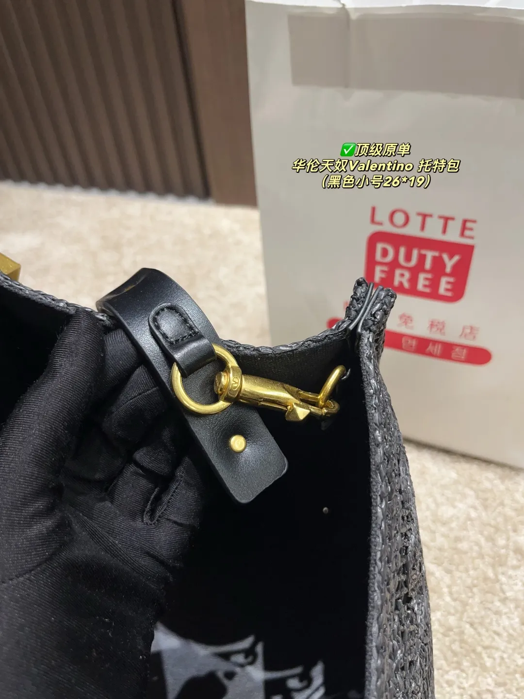 ✅Top original order Large p680⚠️Size 37.27 Small p600⚠️Size 26.19 Valentino Tote bag The tote bag is made of customized heavy embroidery material. The gaps formed by the interweaving create a clear texture. It is embellished with apricot leather handles and shoulder straps. It can be carried by hand or shoulder! Full of high-end fashion, it is the first choice for this summer