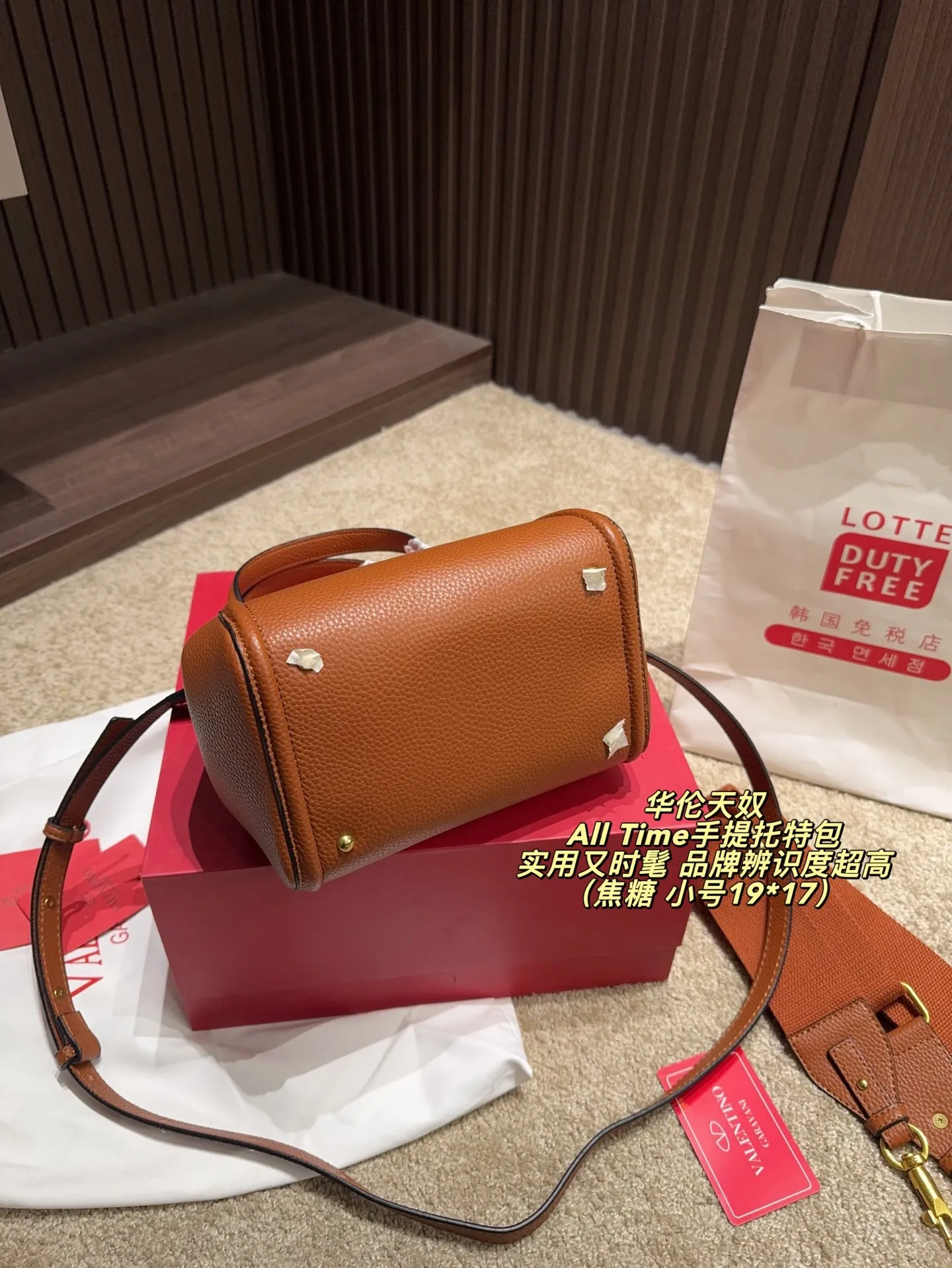 The large P400 comes with a folding box⚠️size 25*21. The small P380 comes with a folding box⚠️size 19*17. The Valentino All Time portable tote bag is made of brown grained calfskin, with a delicate and durable texture. It is paired with a metal VLogo, making it highly recognizable. The bag has a simple and elegant shape, with a hand carry and adjustable shoulder straps. It can be carried by hand or cross-body, and can be easily carried on commuting or formal occasions. The internal space is reasonable and daily items can be easily stored. It is practical and fashionable. It is an ideal choice for urban girls!