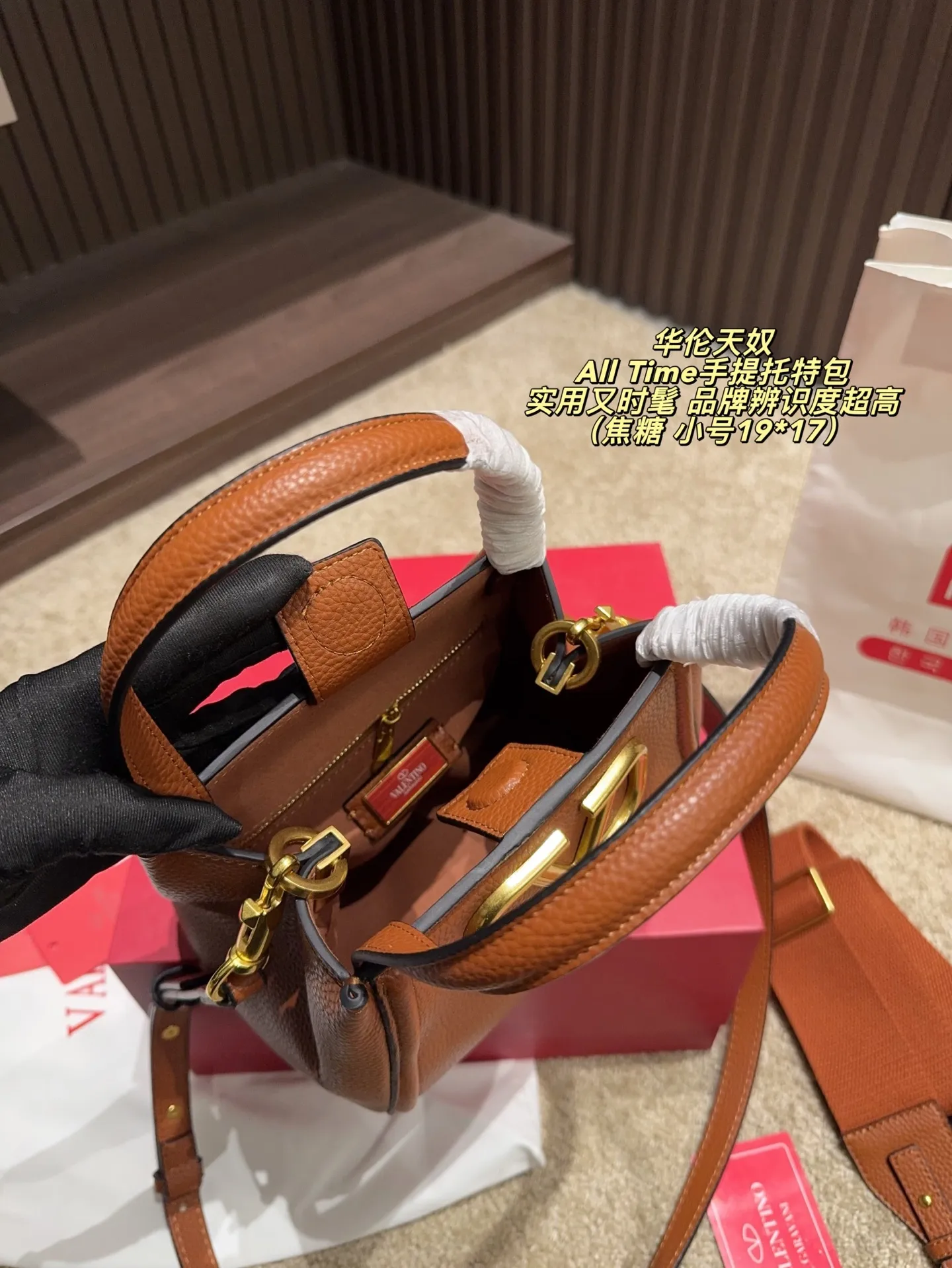 The large P400 comes with a folding box⚠️size 25*21. The small P380 comes with a folding box⚠️size 19*17. The Valentino All Time portable tote bag is made of brown grained calfskin, with a delicate and durable texture. It is paired with a metal VLogo, making it highly recognizable. The bag has a simple and elegant shape, with a hand carry and adjustable shoulder straps. It can be carried by hand or cross-body, and can be easily carried on commuting or formal occasions. The internal space is reasonable and daily items can be easily stored. It is practical and fashionable. It is an ideal choice for urban girls!