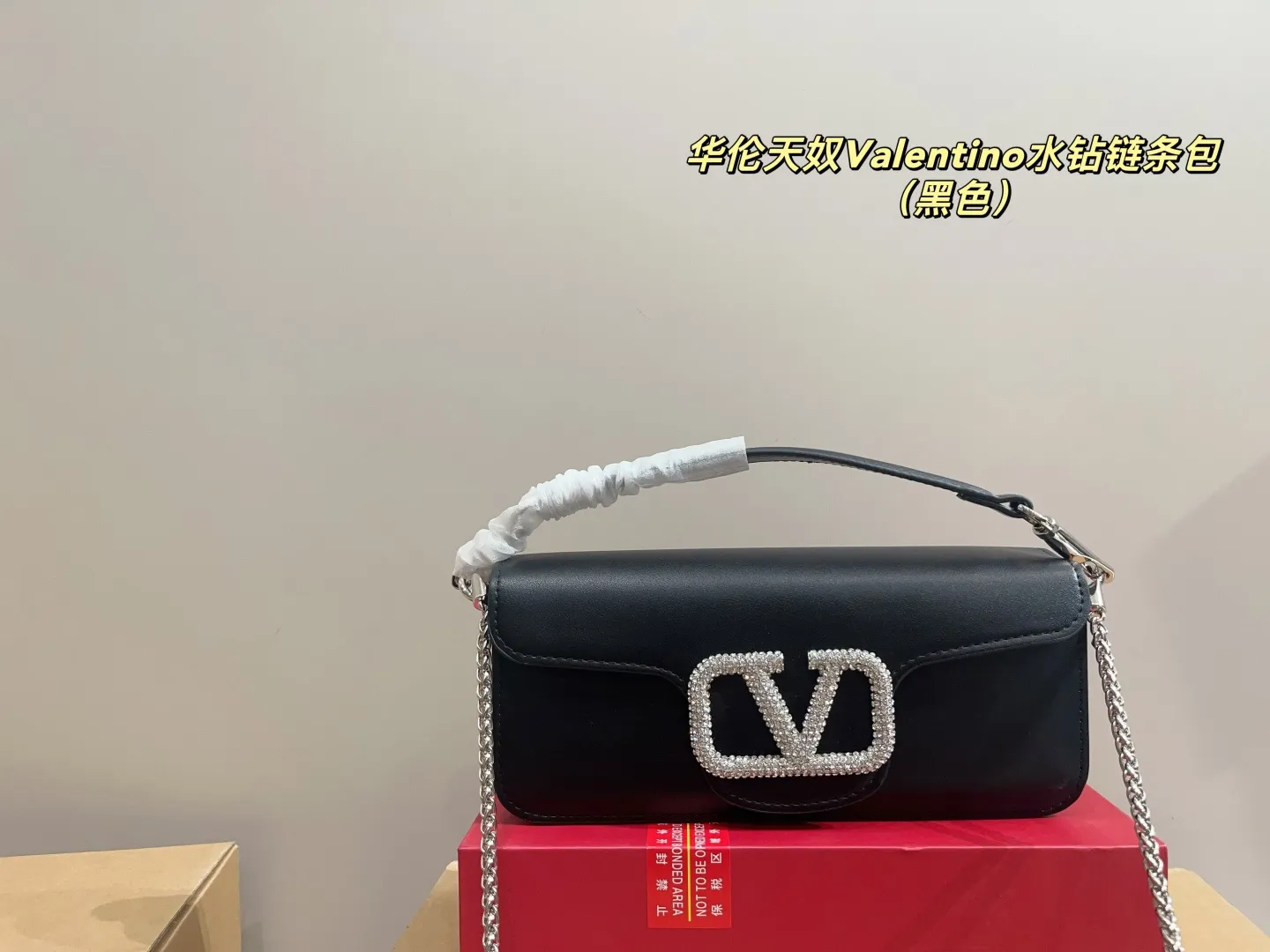 p320 with folding box ⚠️Size 27.11 Valentino rhinestone chain bag The delicate and fluffy body of the bag is like a cloud, making you feel healed when you touch the leather. It blends gentleness with neat and tough rivet elements to present an eye-catching impression that is both delicate and individual. The soft body of the bag has a different charm when carried on the shoulder.