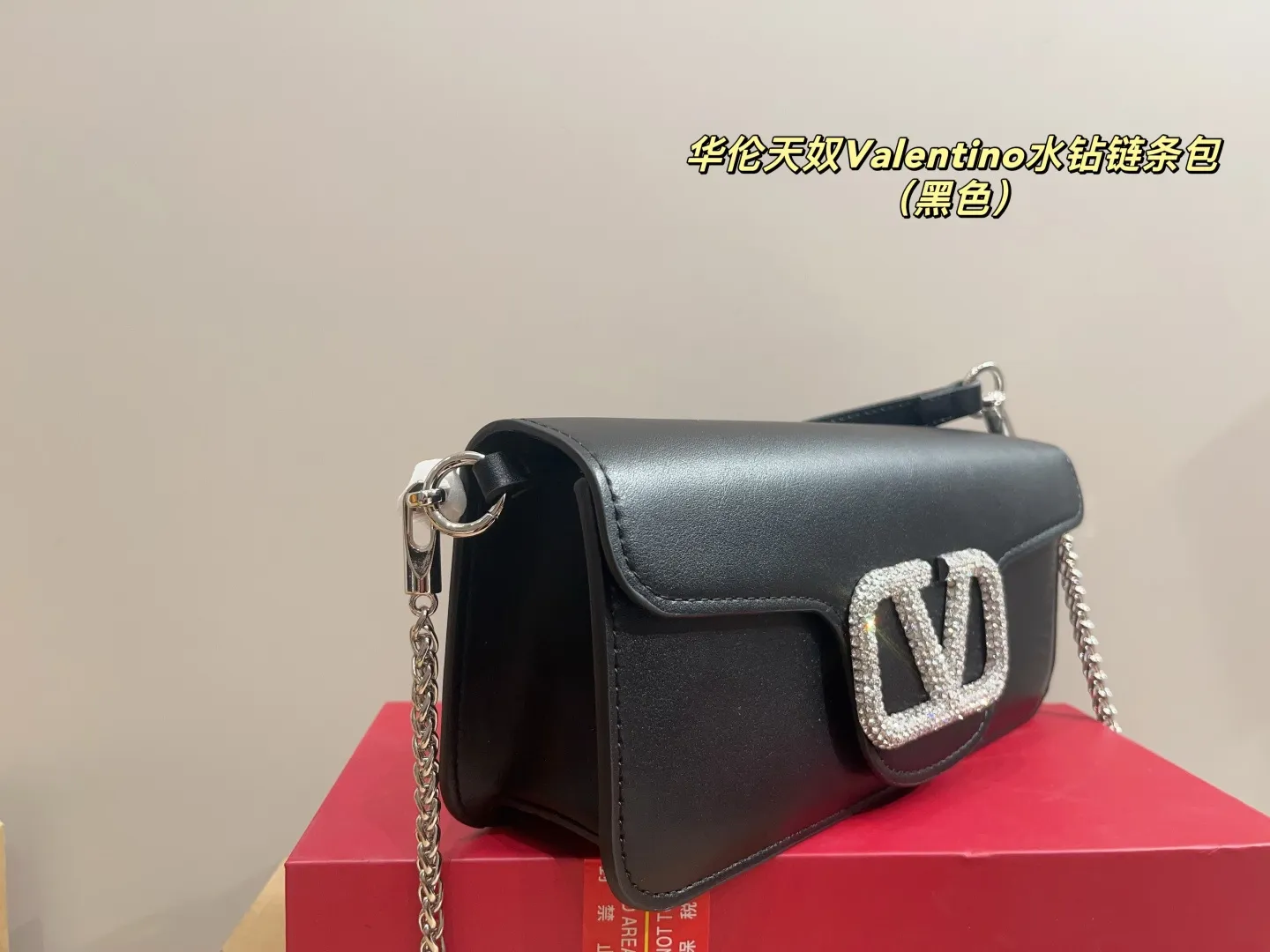 p320 with folding box ⚠️Size 27.11 Valentino rhinestone chain bag The delicate and fluffy body of the bag is like a cloud, making you feel healed when you touch the leather. It blends gentleness with neat and tough rivet elements to present an eye-catching impression that is both delicate and individual. The soft body of the bag has a different charm when carried on the shoulder.