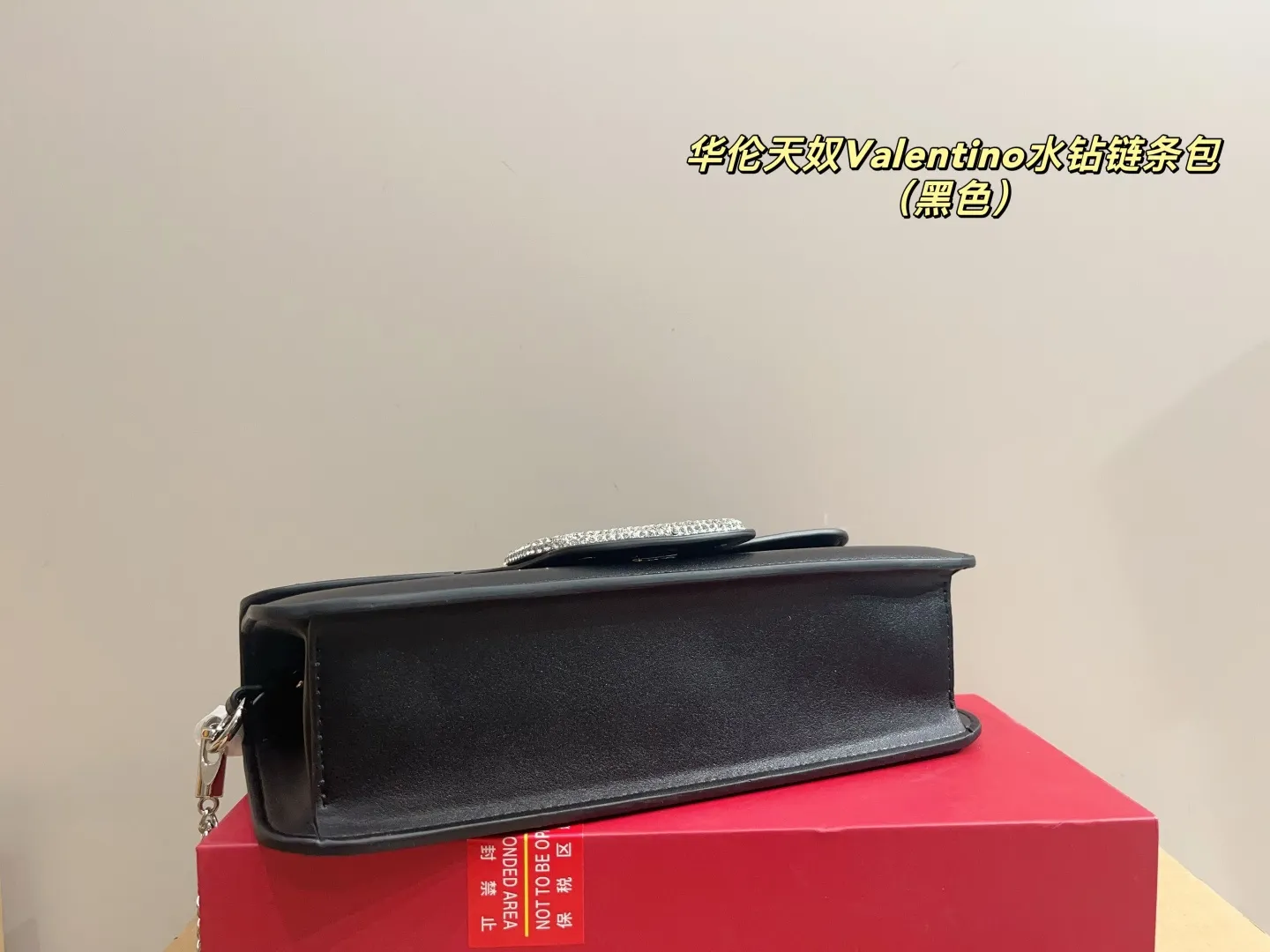 p320 with folding box ⚠️Size 27.11 Valentino rhinestone chain bag The delicate and fluffy body of the bag is like a cloud, making you feel healed when you touch the leather. It blends gentleness with neat and tough rivet elements to present an eye-catching impression that is both delicate and individual. The soft body of the bag has a different charm when carried on the shoulder.