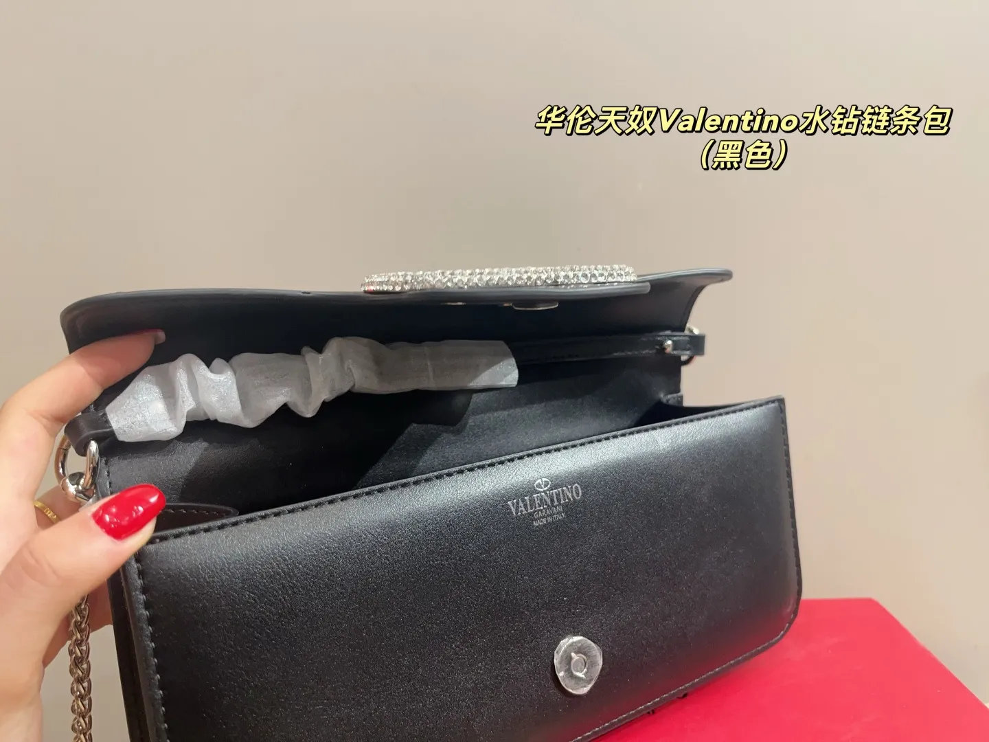 p320 with folding box ⚠️Size 27.11 Valentino rhinestone chain bag The delicate and fluffy body of the bag is like a cloud, making you feel healed when you touch the leather. It blends gentleness with neat and tough rivet elements to present an eye-catching impression that is both delicate and individual. The soft body of the bag has a different charm when carried on the shoulder.