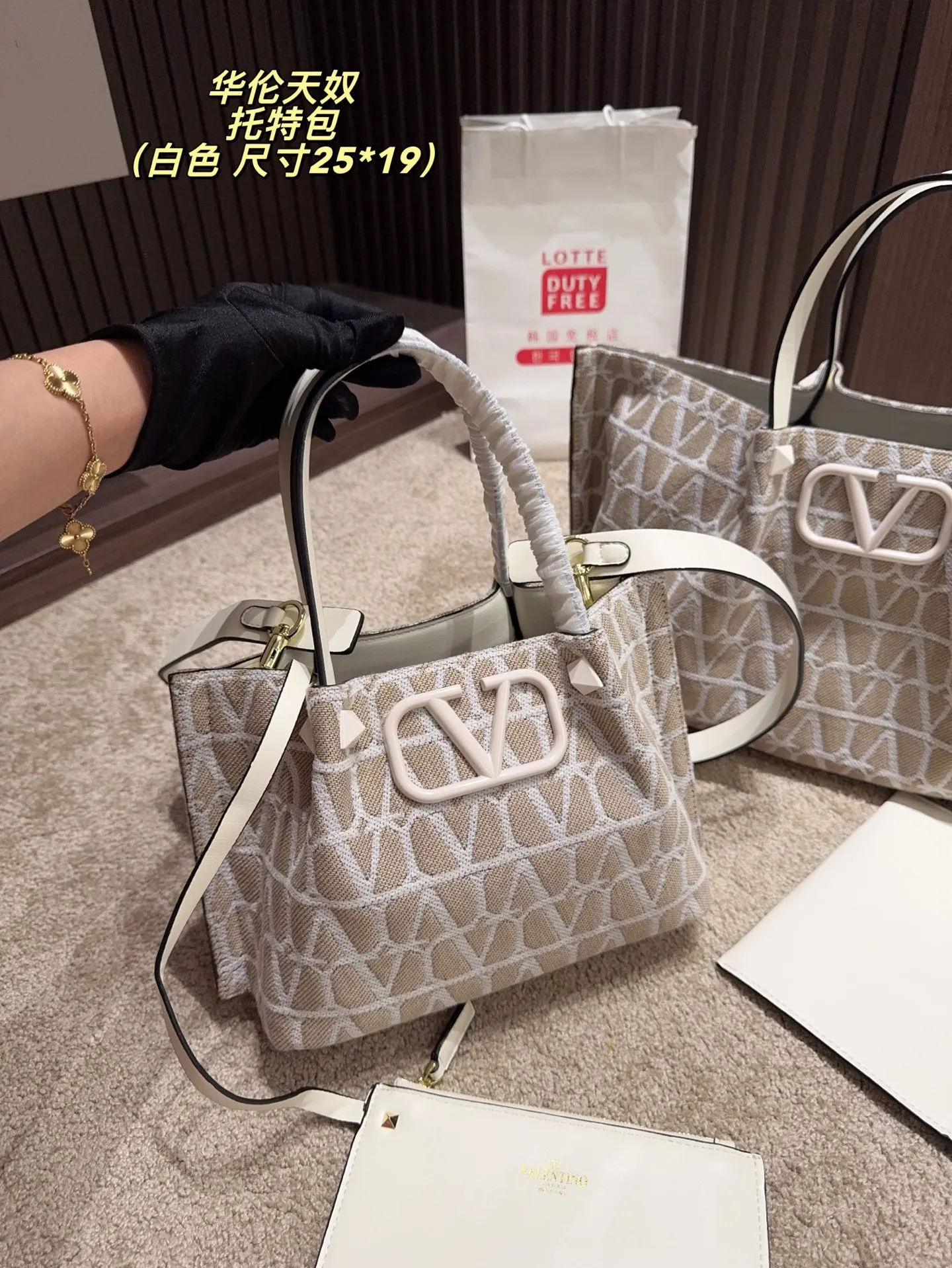 Large p380⚠️Size 38.25 Small P370⚠️Size 25.19 Valentino Tote bag has unlimited charm and unleashes your fashion attitude. It has a unique appearance and many cute colors to choose from. It is a fashion item not to be missed. Different from the softness of canvas bags, it creates a free and easy feeling when carried on the body. It is super textured and is loved by fashionistas.