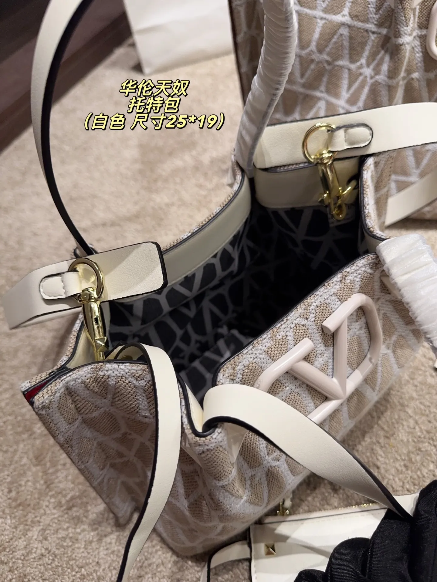 Large p380⚠️Size 38.25 Small P370⚠️Size 25.19 Valentino Tote bag has unlimited charm and unleashes your fashion attitude. It has a unique appearance and many cute colors to choose from. It is a fashion item not to be missed. Different from the softness of canvas bags, it creates a free and easy feeling when carried on the body. It is super textured and is loved by fashionistas.