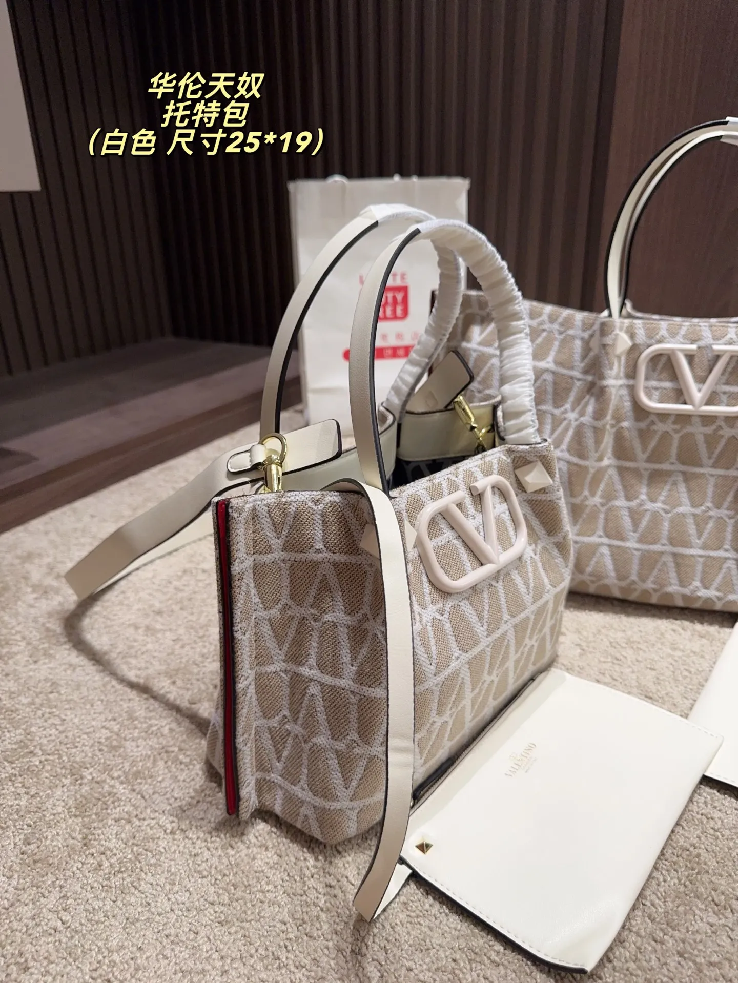 Large p380⚠️Size 38.25 Small P370⚠️Size 25.19 Valentino Tote bag has unlimited charm and unleashes your fashion attitude. It has a unique appearance and many cute colors to choose from. It is a fashion item not to be missed. Different from the softness of canvas bags, it creates a free and easy feeling when carried on the body. It is super textured and is loved by fashionistas.