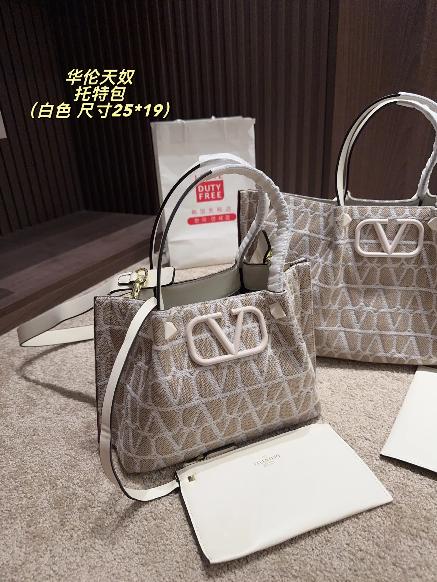 Large p380⚠️Size 38.25 Small P370⚠️Size 25.19 Valentino Tote bag has unlimited charm and unleashes your fashion attitude. It has a unique appearance and many cute colors to choose from. It is a fashion item not to be missed. Different from the softness of canvas bags, it creates a free and easy feeling when carried on the body. It is super textured and is loved by fashionistas.