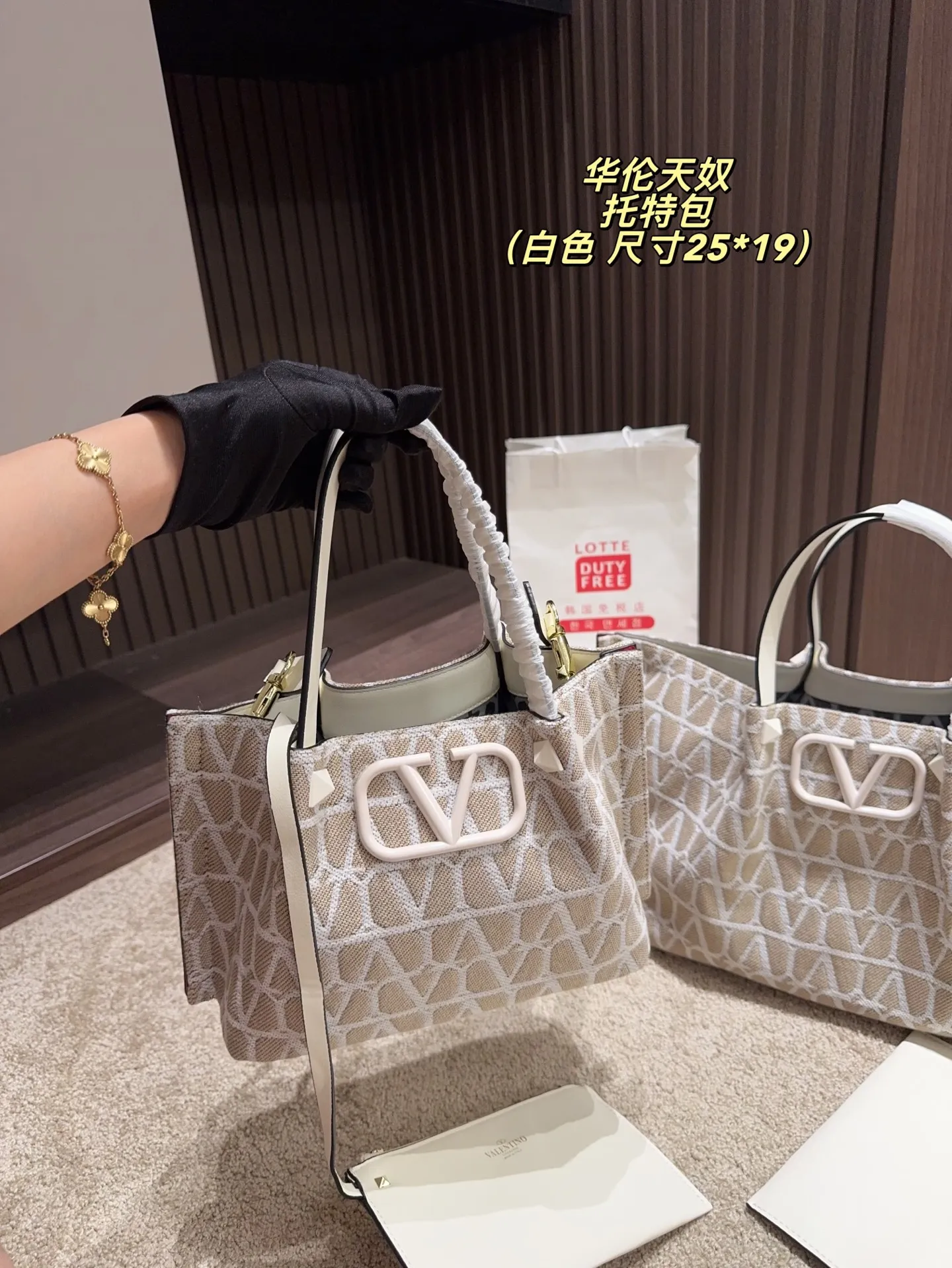 Large p380⚠️Size 38.25 Small P370⚠️Size 25.19 Valentino Tote bag has unlimited charm and unleashes your fashion attitude. It has a unique appearance and many cute colors to choose from. It is a fashion item not to be missed. Different from the softness of canvas bags, it creates a free and easy feeling when carried on the body. It is super textured and is loved by fashionistas.
