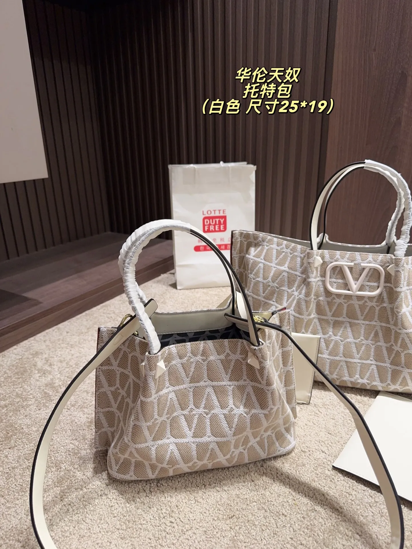 Large p380⚠️Size 38.25 Small P370⚠️Size 25.19 Valentino Tote bag has unlimited charm and unleashes your fashion attitude. It has a unique appearance and many cute colors to choose from. It is a fashion item not to be missed. Different from the softness of canvas bags, it creates a free and easy feeling when carried on the body. It is super textured and is loved by fashionistas.