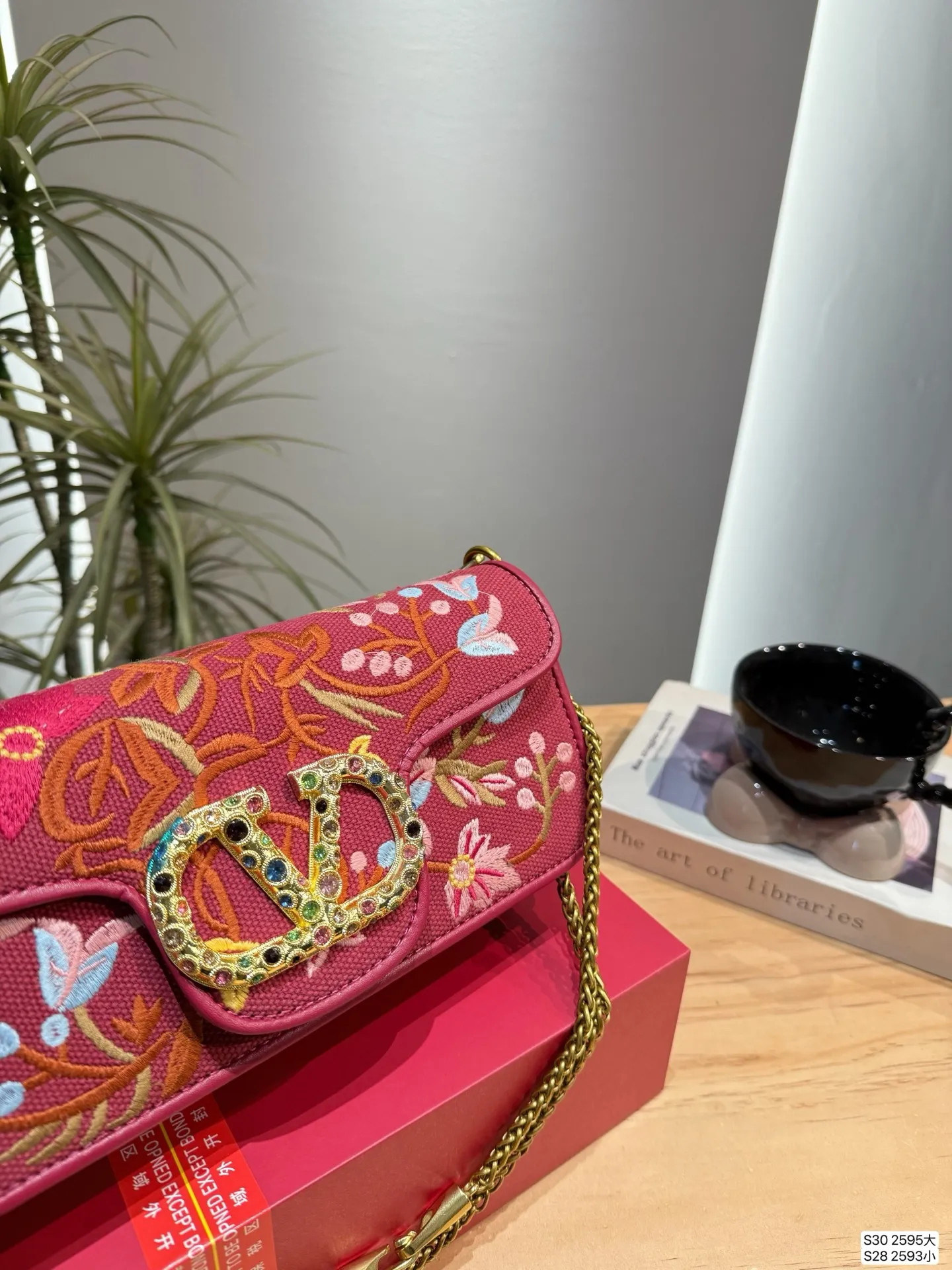 Large size P400, small size P390, with folding box. This time Valentino really went big. Favored by celebrities from all walks of life ~ The simple design is not only artistic but also exquisite. High-end sizes: large size 26 12, small size 20 11, item number large 2595, small 2593