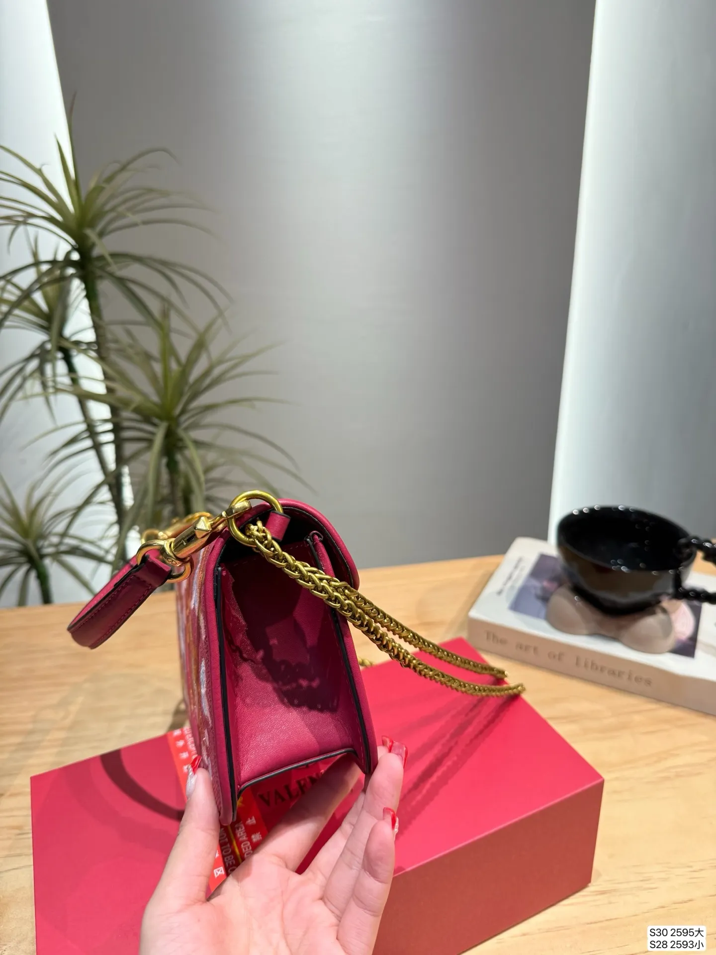 Large size P400, small size P390, with folding box. This time Valentino really went big. Favored by celebrities from all walks of life ~ The simple design is not only artistic but also exquisite. High-end sizes: large size 26 12, small size 20 11, item number large 2595, small 2593