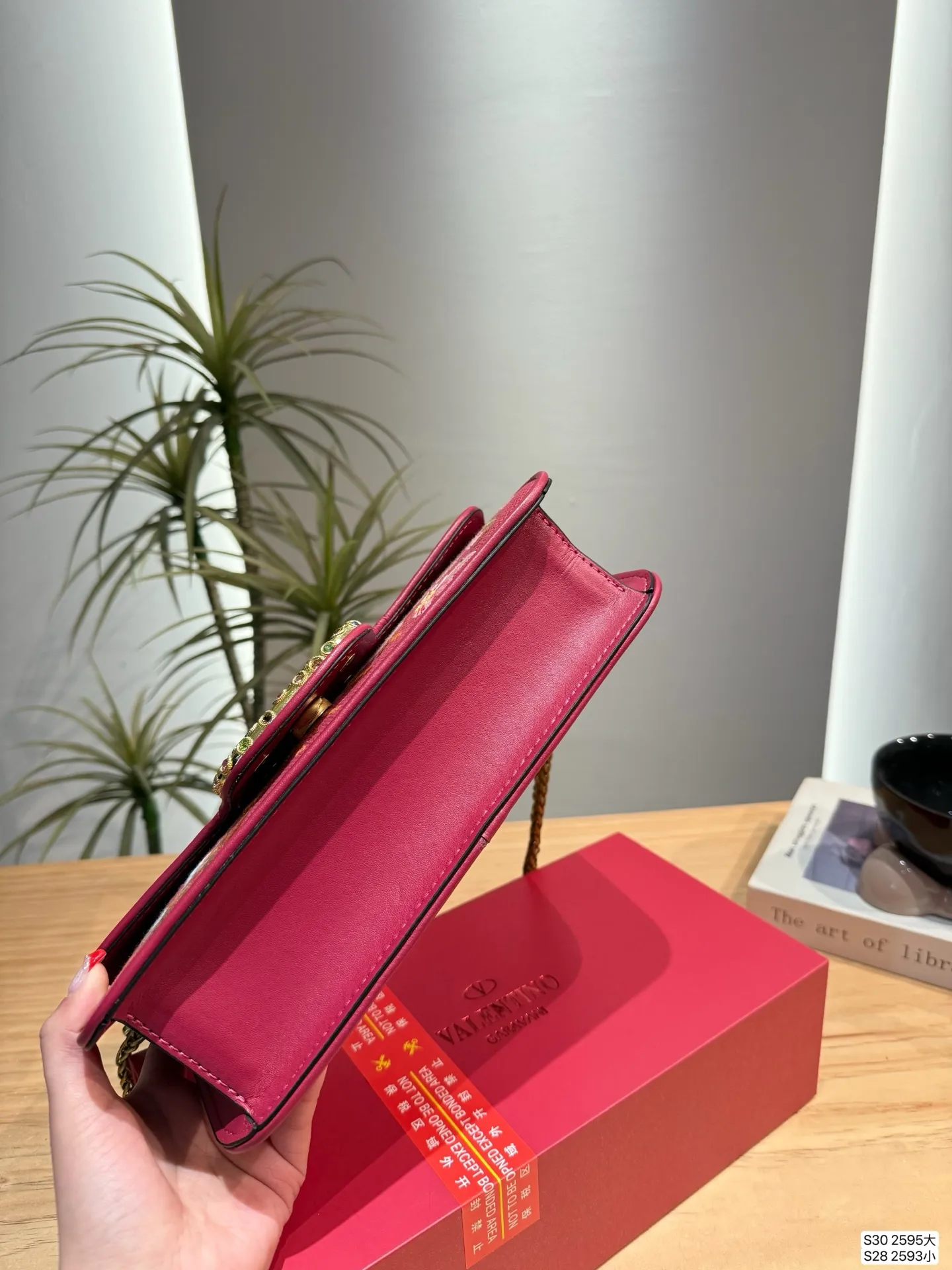 Large size P400, small size P390, with folding box. This time Valentino really went big. Favored by celebrities from all walks of life ~ The simple design is not only artistic but also exquisite. High-end sizes: large size 26 12, small size 20 11, item number large 2595, small 2593