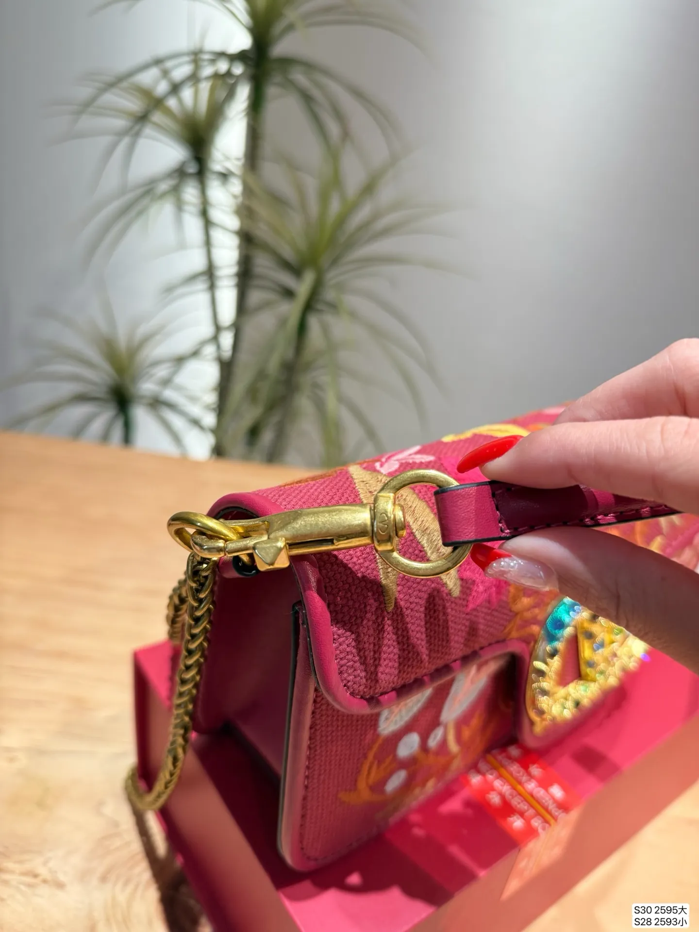 Large size P400, small size P390, with folding box. This time Valentino really went big. Favored by celebrities from all walks of life ~ The simple design is not only artistic but also exquisite. High-end sizes: large size 26 12, small size 20 11, item number large 2595, small 2593