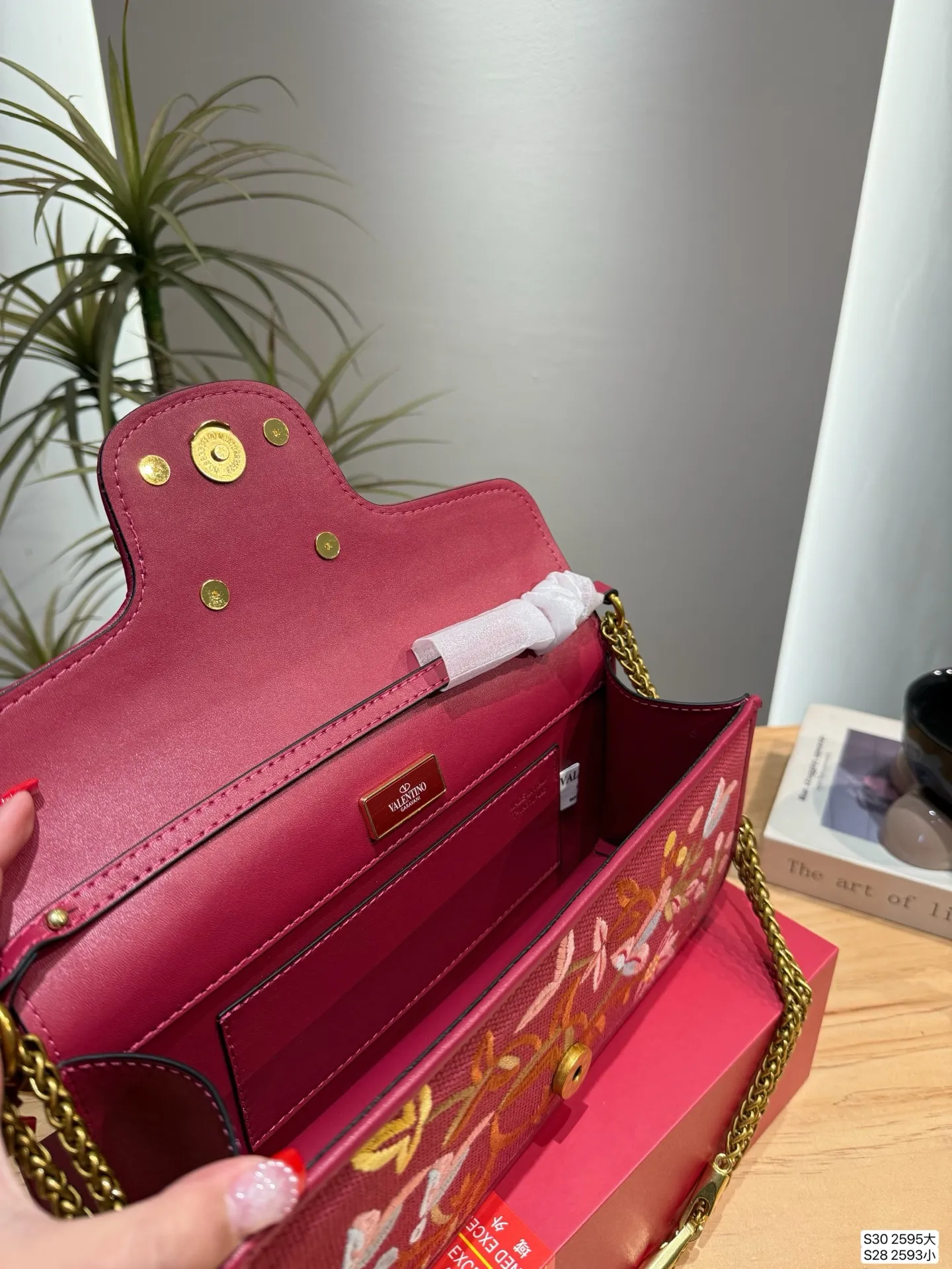 Large size P400, small size P390, with folding box. This time Valentino really went big. Favored by celebrities from all walks of life ~ The simple design is not only artistic but also exquisite. High-end sizes: large size 26 12, small size 20 11, item number large 2595, small 2593