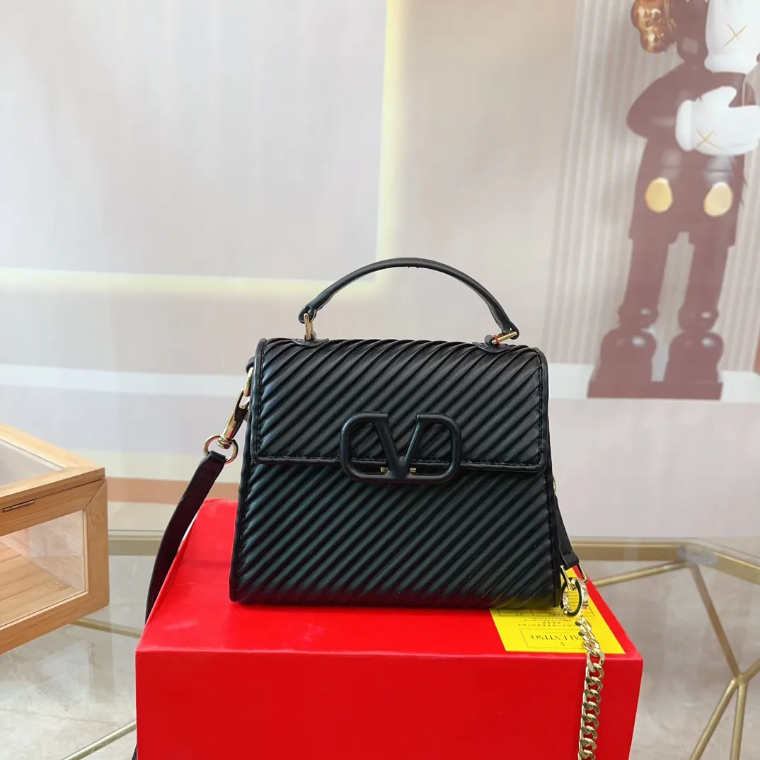 p340 (gift box packaging) Valentino Logo shoulder bag, full of luxury, a classic among classics, can be easily matched with any combination, size 21*15cm le