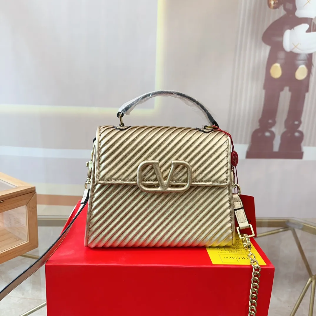 p340 (gift box packaging) Valentino Logo shoulder bag, full of luxury, a classic among classics, can be easily matched with any combination, size 21*15cm le