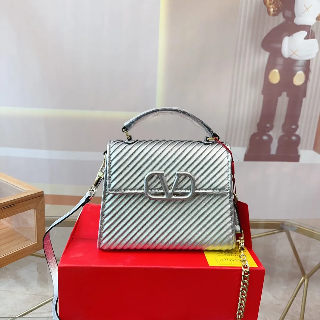 p340 (gift box packaging) Valentino Logo shoulder bag, full of luxury, a classic among classics, can be easily matched with any combination, size 21*15cm le