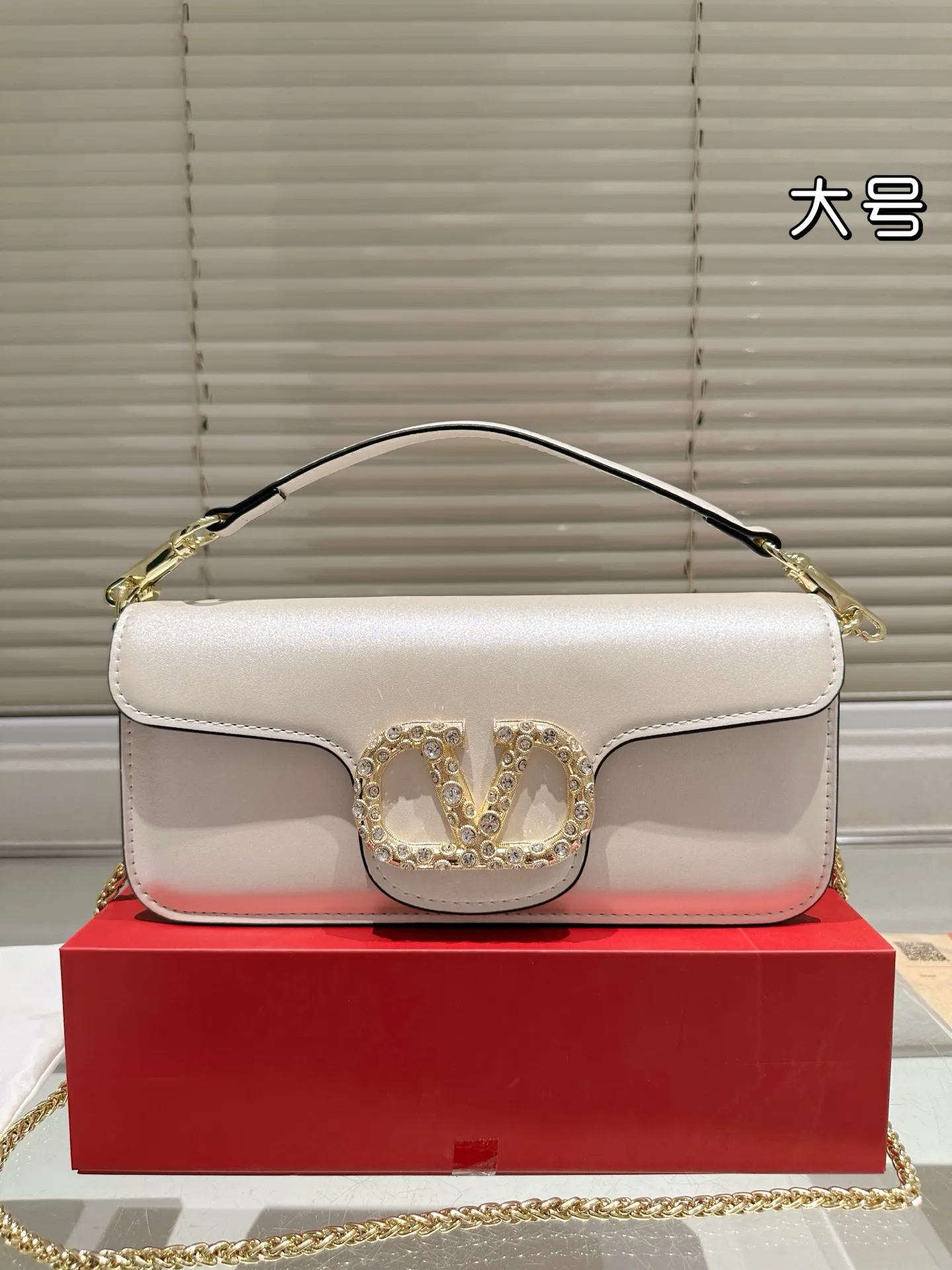 Large P320 Folding Box ⚠️Size 26.11 Valentino Loco Shoulder Bag Overflowing with Sophistication This Look Is Very Versatile No matter how you carry it, you won’t feel any pressure. Which girl can resist such a beautiful bag?