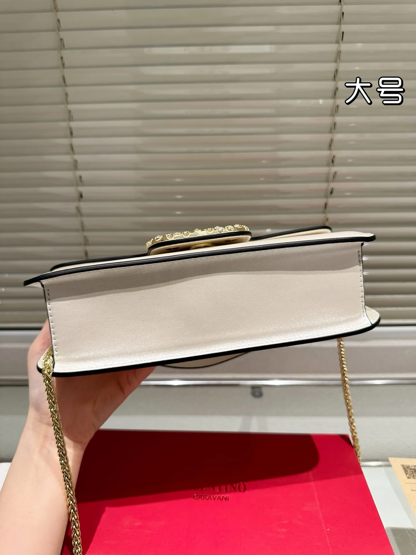 Large P320 Folding Box ⚠️Size 26.11 Valentino Loco Shoulder Bag Overflowing with Sophistication This Look Is Very Versatile No matter how you carry it, you won’t feel any pressure. Which girl can resist such a beautiful bag?