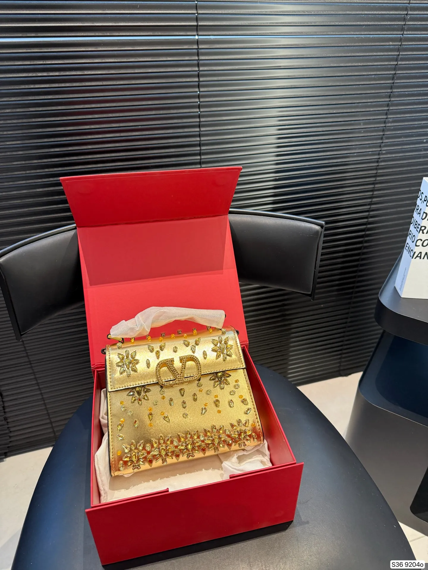 P460 comes with a folding box. This time Valentino has really stepped up its game. It is favored by celebrities from all walks of life ~ The simple design is not only artistic but also exquisite. Premium size: 18 15 Item No. 9204