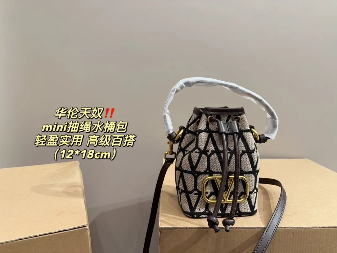 P310 comes with folding box ⚠️Size 12.18 Valentino mini drawstring bucket bag. The texture is very soft. The chain and logo are all gold. Sisters, don’t worry. This bag is very light, and I think it is very practical. It is very easy to match and the capacity is quite large. Basically, when we girls go out, we can put daily things in it. The black color with gold logo and chain looks really high-end and very attractive.