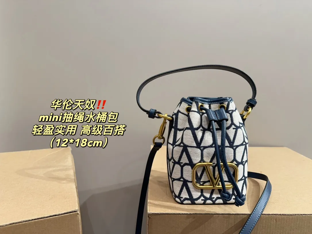 P310 comes with folding box ⚠️Size 12.18 Valentino mini drawstring bucket bag. The texture is very soft. The chain and logo are all gold. Sisters, don’t worry. This bag is very light, and I think it is very practical. It is very easy to match and the capacity is quite large. Basically, when we girls go out, we can put daily things in it. The black color with gold logo and chain looks really high-end and very attractive.