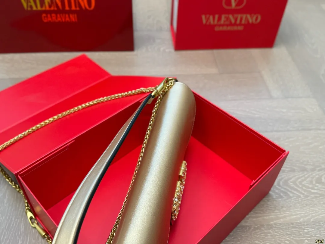 Large ¥310 Folding Box Valentino Loco Shoulder Bag Overflowing with a sense of luxury. This beautiful upper body is very versatile. No matter how you carry it, there is no pressure. Which girl can resist such a beautiful bag? Size: Large 28 13
