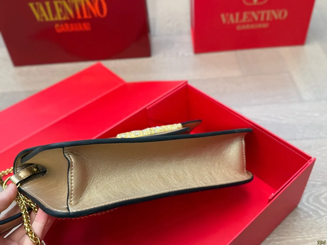 Large ¥310 Folding Box Valentino Loco Shoulder Bag Overflowing with a sense of luxury. This beautiful upper body is very versatile. No matter how you carry it, there is no pressure. Which girl can resist such a beautiful bag? Size: Large 28 13