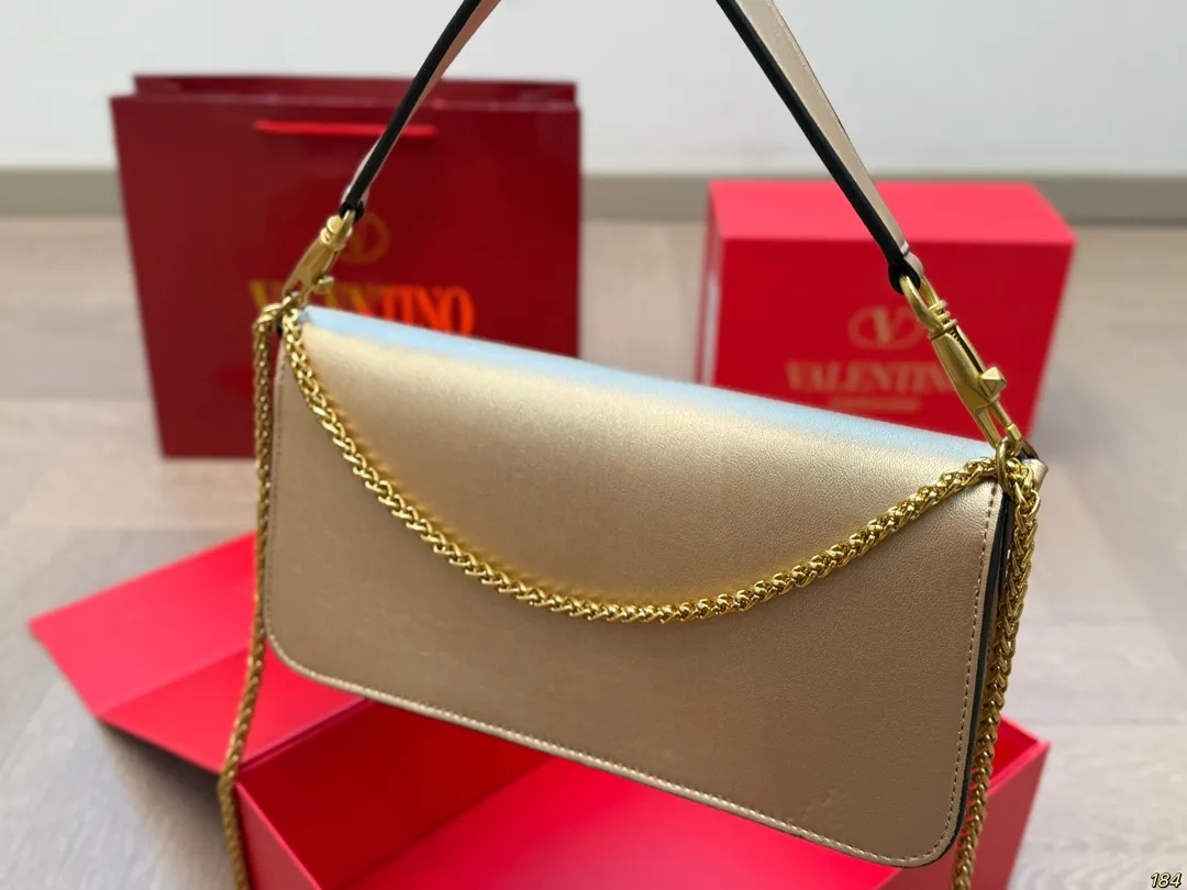 Large ¥310 Folding Box Valentino Loco Shoulder Bag Overflowing with a sense of luxury. This beautiful upper body is very versatile. No matter how you carry it, there is no pressure. Which girl can resist such a beautiful bag? Size: Large 28 13