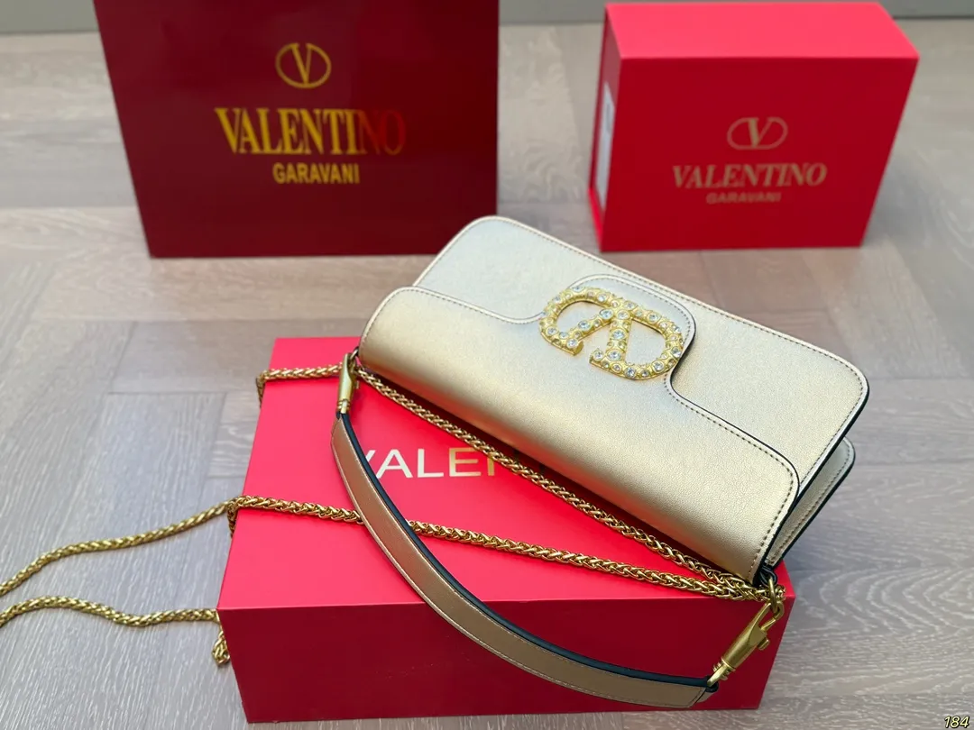 Large ¥310 Folding Box Valentino Loco Shoulder Bag Overflowing with a sense of luxury. This beautiful upper body is very versatile. No matter how you carry it, there is no pressure. Which girl can resist such a beautiful bag? Size: Large 28 13