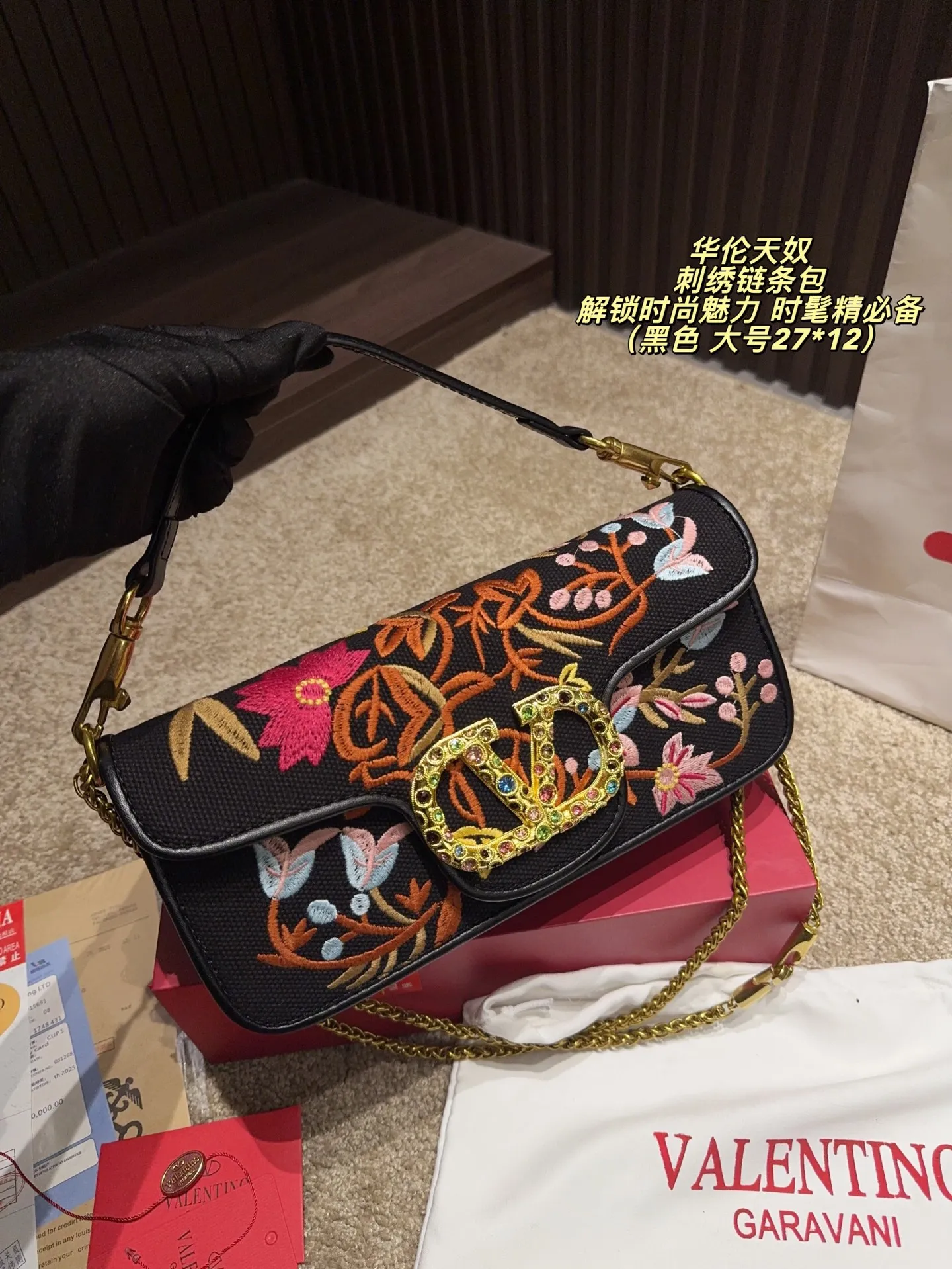 Large P400 comes with box⚠️size 27*12 Small P390 comes with box⚠️size 20*11 Valentino embroidered chain bag Unlocks fashion charm Can be salty or sweet The most beautiful girl on the street