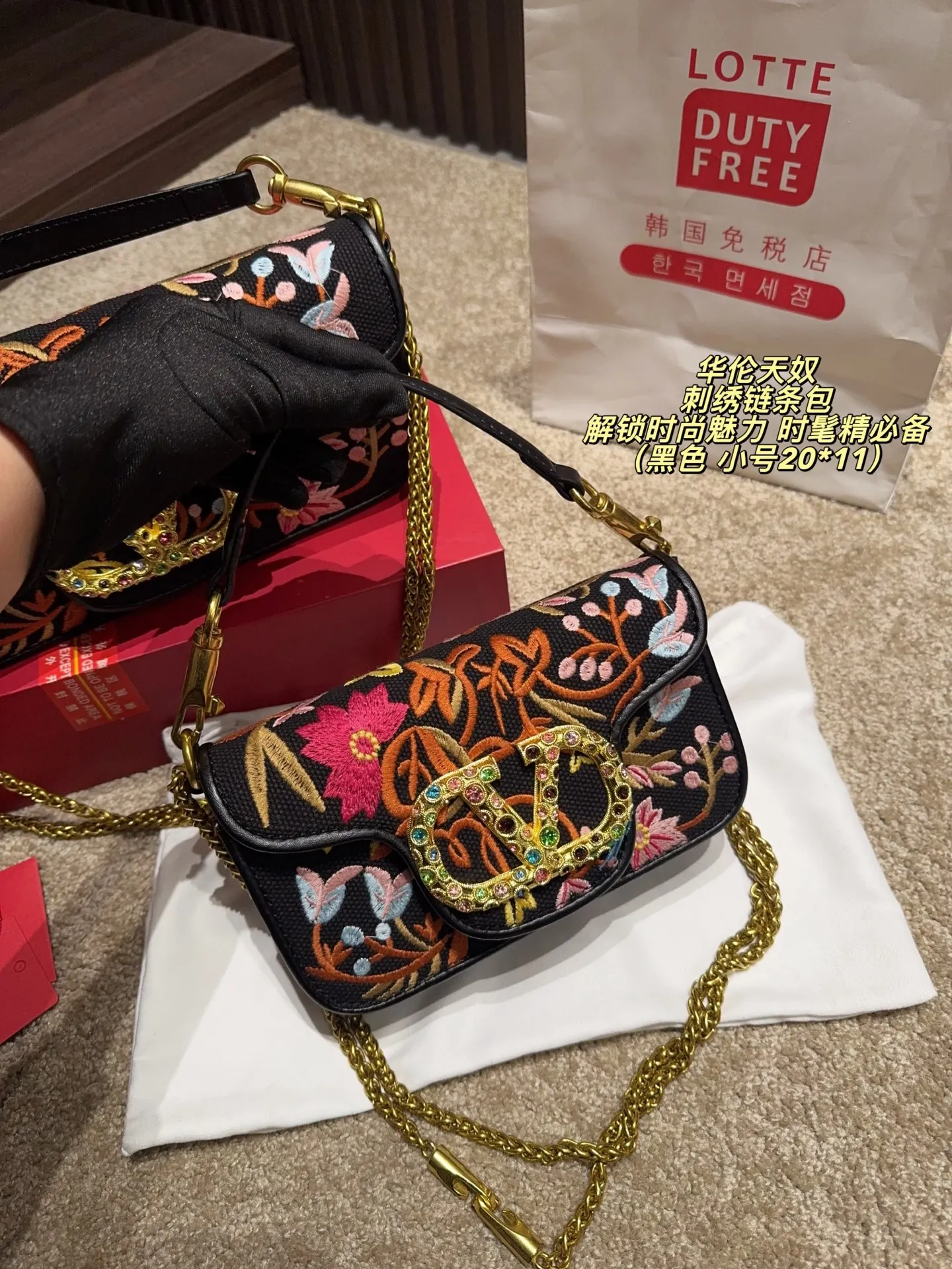 Large P400 comes with box⚠️size 27*12 Small P390 comes with box⚠️size 20*11 Valentino embroidered chain bag Unlocks fashion charm Can be salty or sweet The most beautiful girl on the street