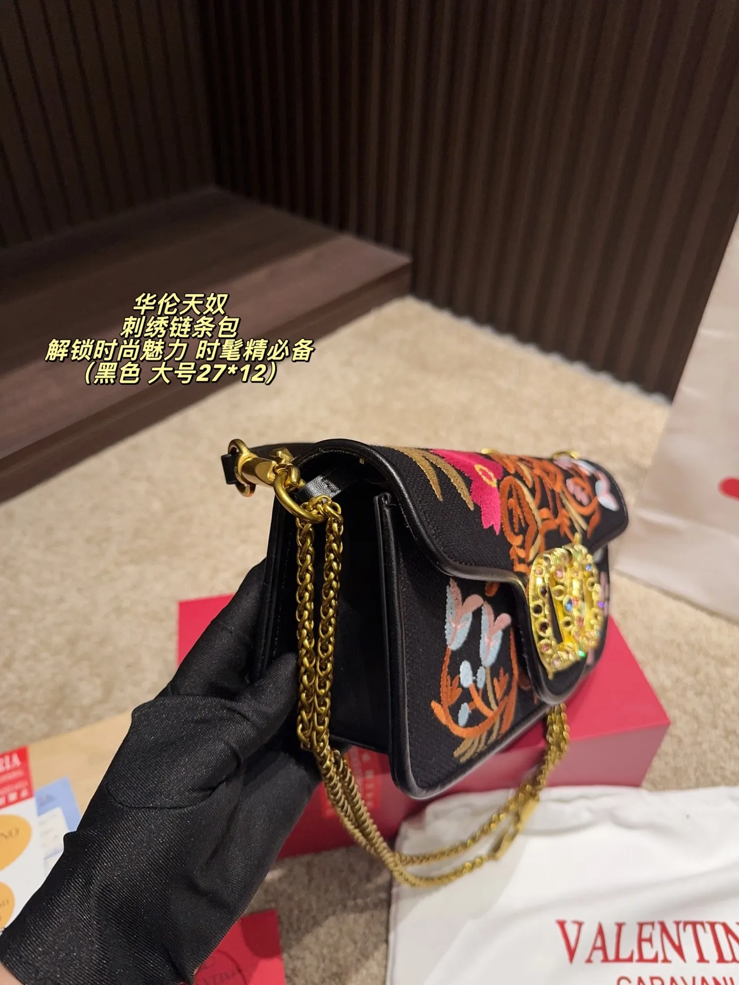 Large P400 comes with box⚠️size 27*12 Small P390 comes with box⚠️size 20*11 Valentino embroidered chain bag Unlocks fashion charm Can be salty or sweet The most beautiful girl on the street