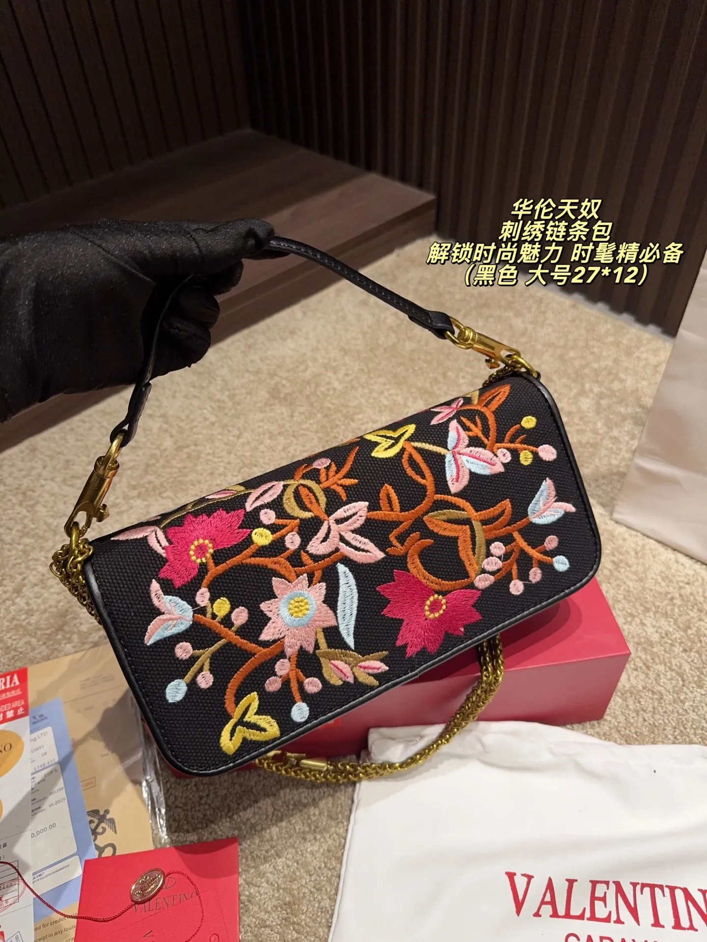 Large P400 comes with box⚠️size 27*12 Small P390 comes with box⚠️size 20*11 Valentino embroidered chain bag Unlocks fashion charm Can be salty or sweet The most beautiful girl on the street