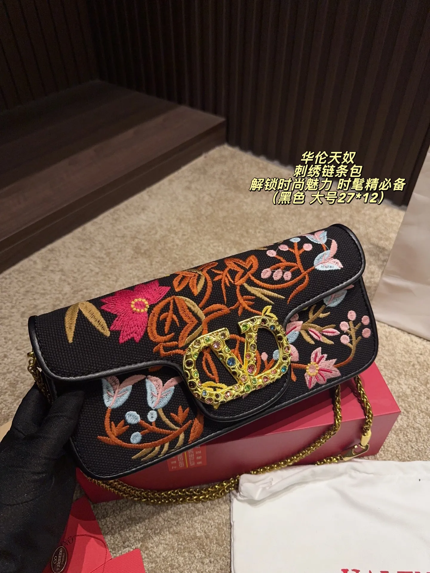Large P400 comes with box⚠️size 27*12 Small P390 comes with box⚠️size 20*11 Valentino embroidered chain bag Unlocks fashion charm Can be salty or sweet The most beautiful girl on the street