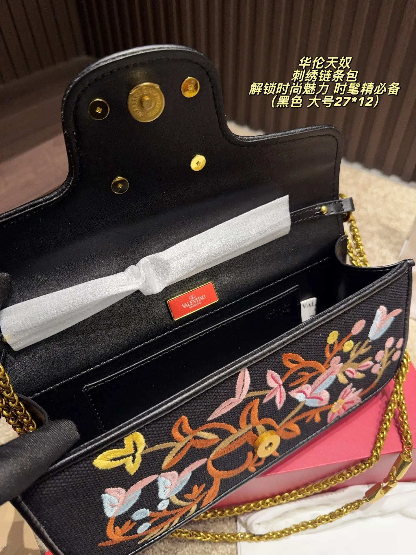 Large P400 comes with box⚠️size 27*12 Small P390 comes with box⚠️size 20*11 Valentino embroidered chain bag Unlocks fashion charm Can be salty or sweet The most beautiful girl on the street