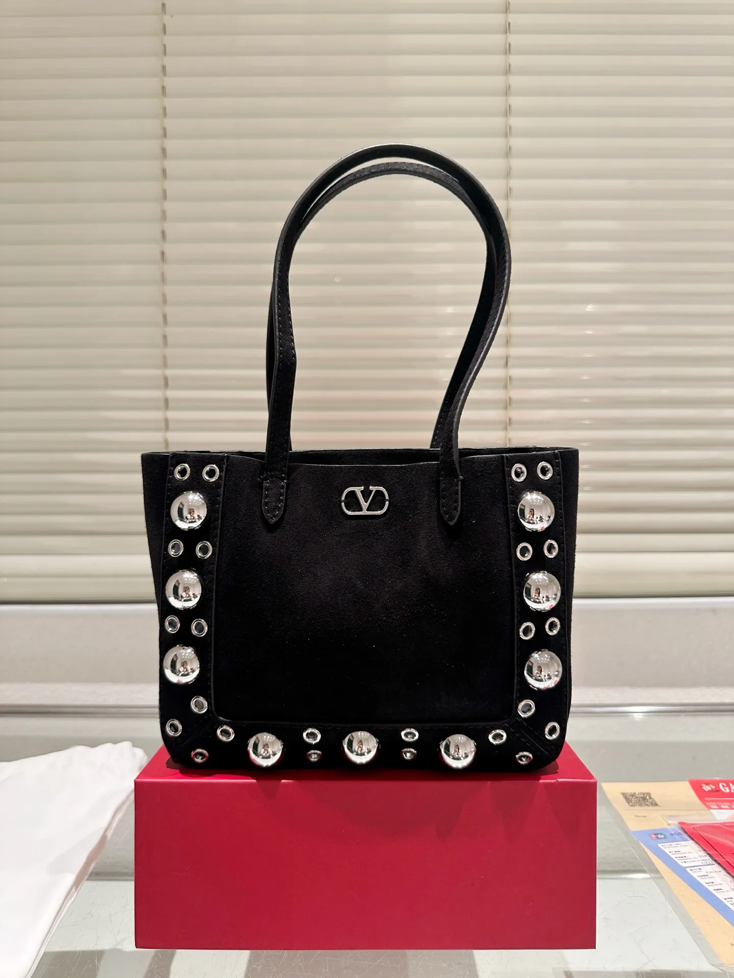 P360 comes with box, size 21*17 Valentino nellcote tote bag, suede body, decorated with ball rivets and hollow details, balancing retro and fashionable. It can be freely switched between hand-carrying and shoulder-carrying, and combined with a detachable carrying bag, it combines practicality and fun.